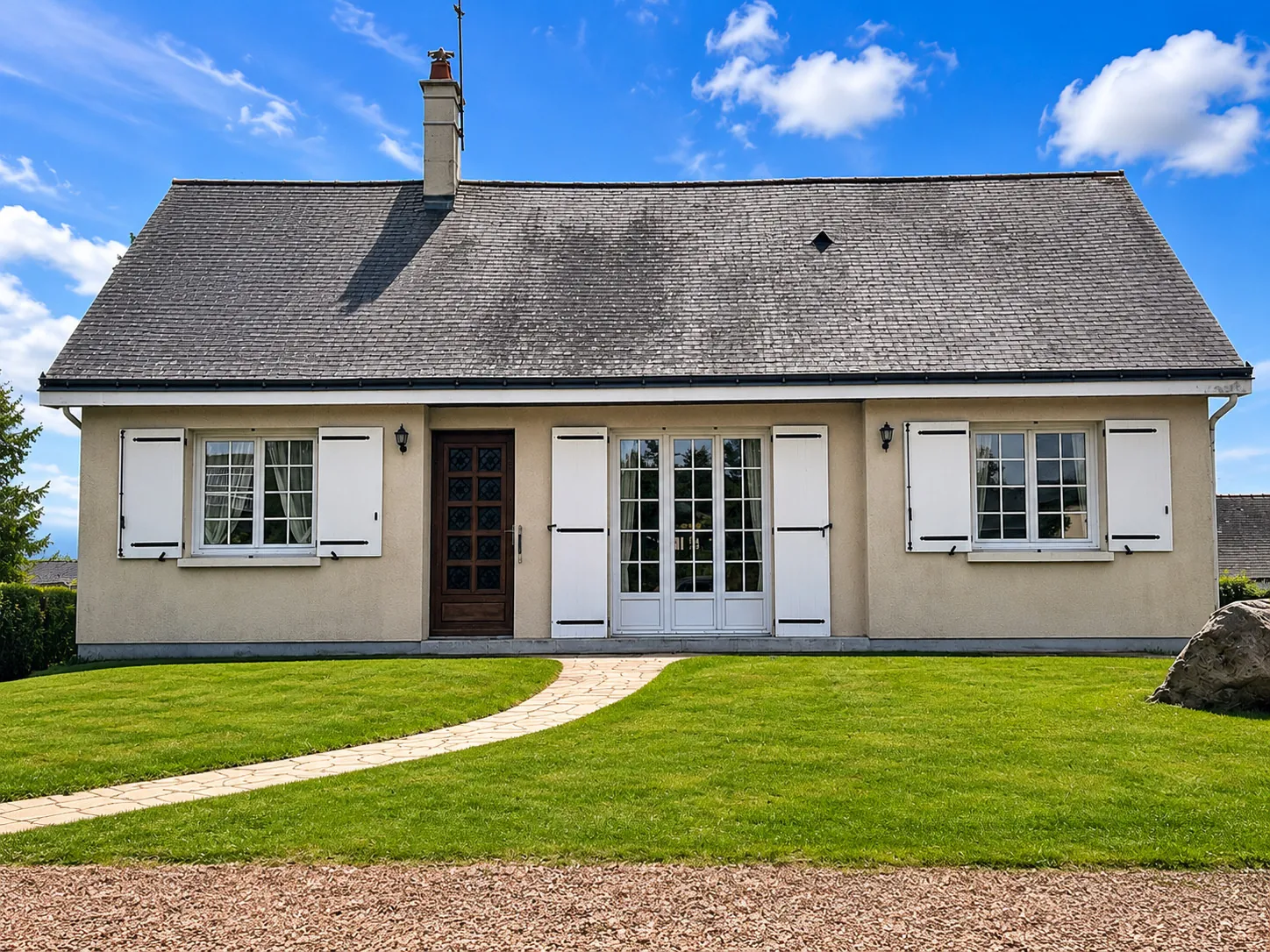 Maison de plain-pied avec sous-sol complet et jardin à Distre