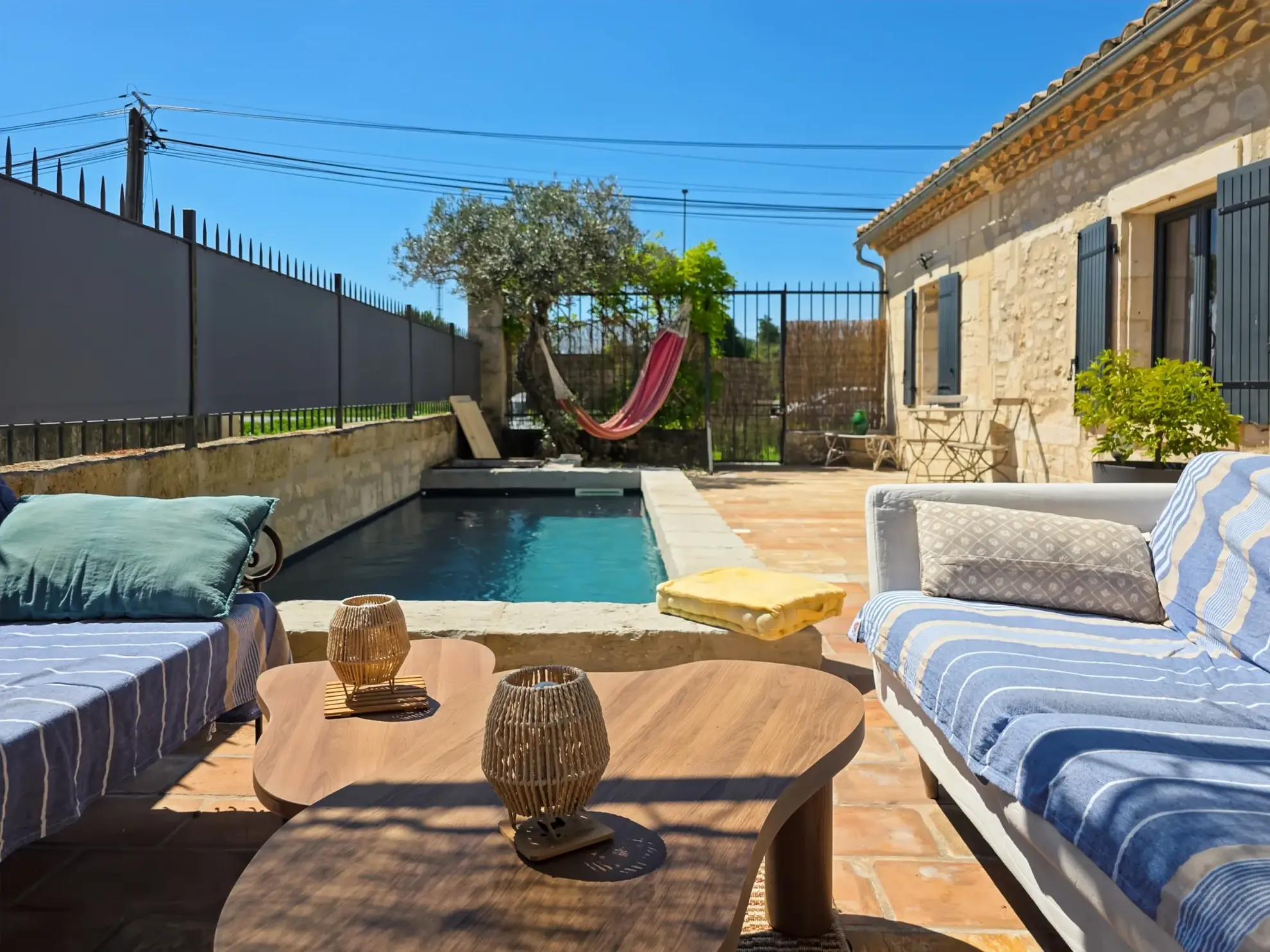 Maison de plain-pied à Tarascon avec jardin, bassin et garage - Charme et authenticité