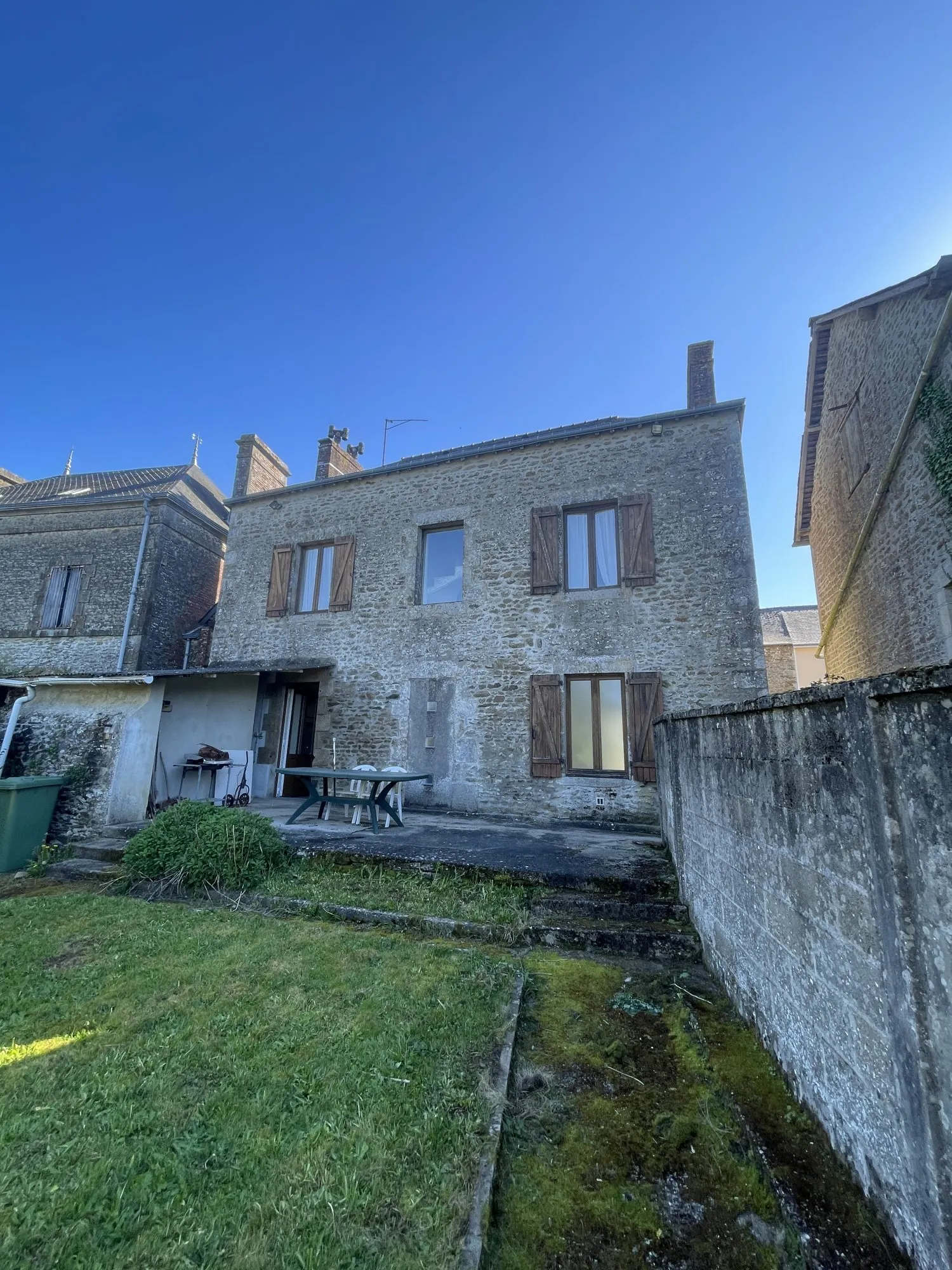 Maison de bourg avec jardin à Hardanges - 5 chambres et potentiel d'aménagement 