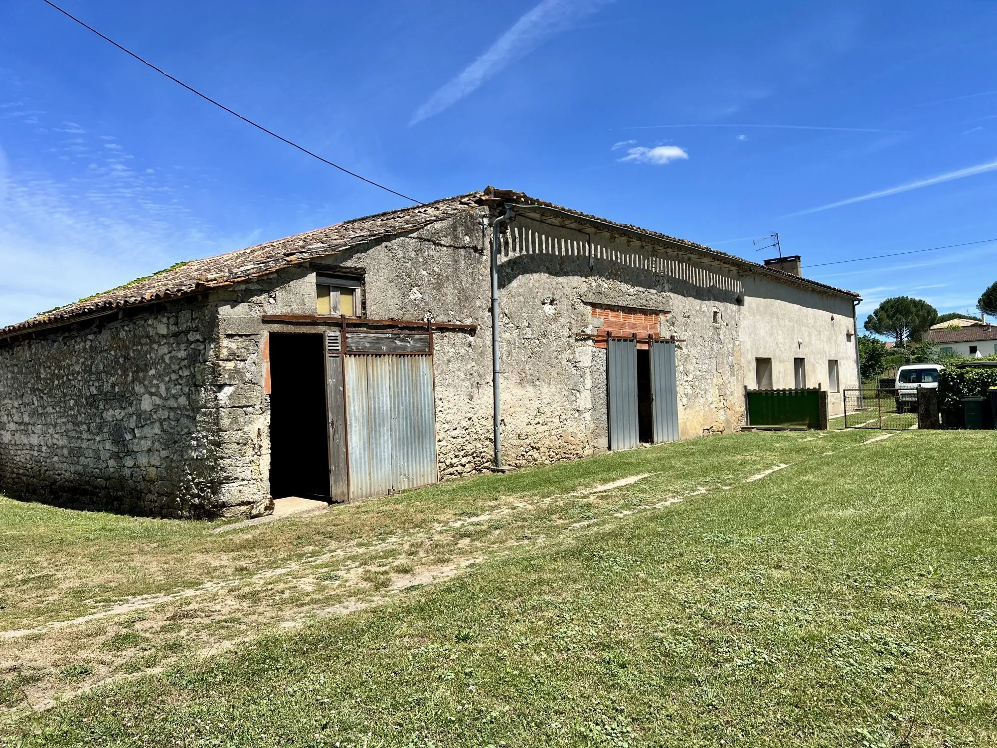 Grange saint Philippe du Seignal Ancien ensemble en pierre avec grange et terrain constructible à Saint-Philippe-du-Seignal
