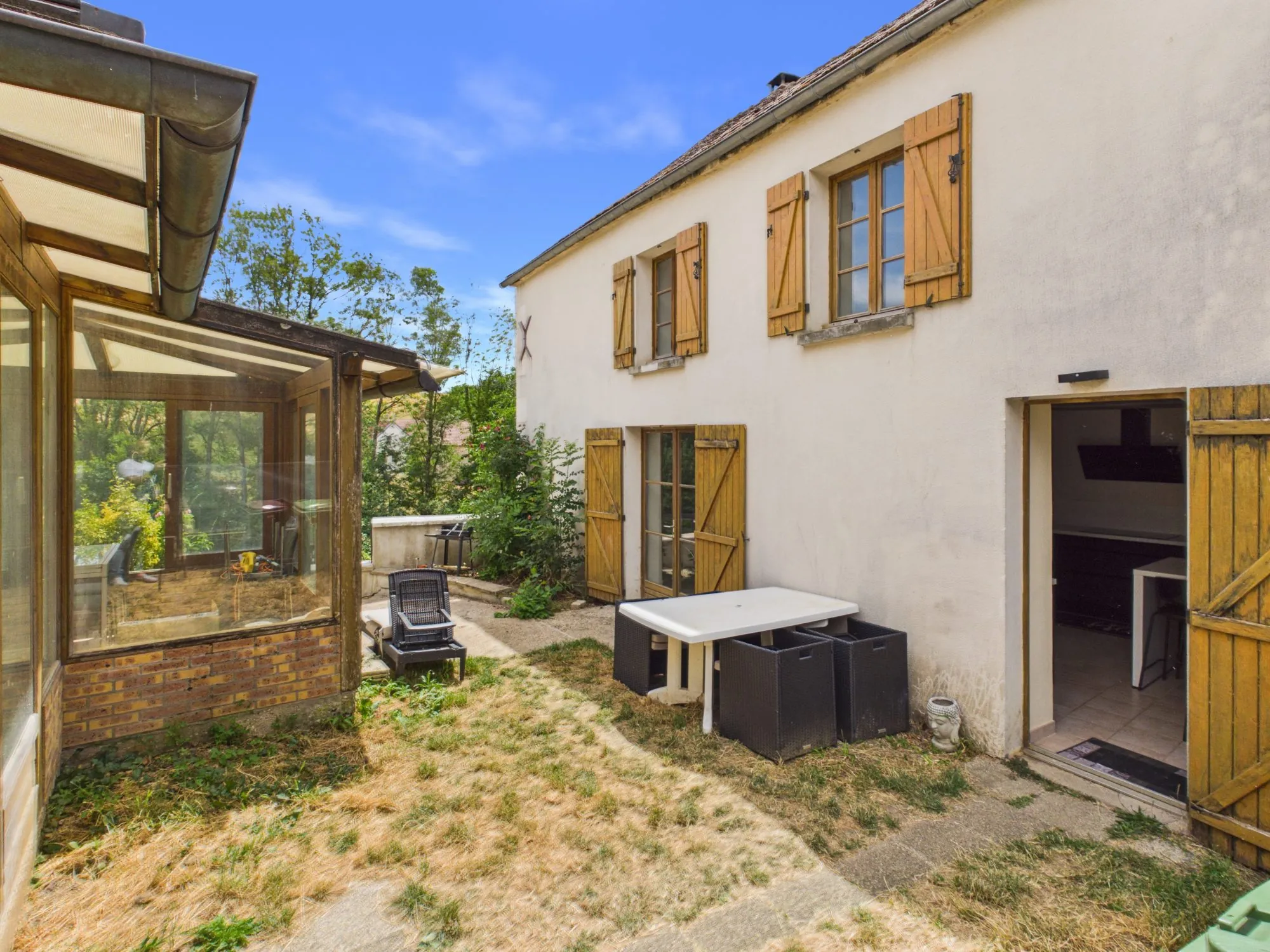 Ensemble immobilier avec deux maisons, piscine et dépendances à 25 minutes d'Auxerre