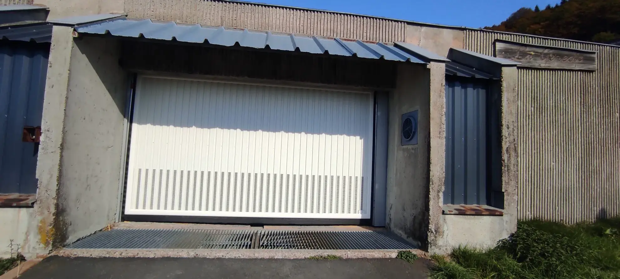 Garage privé sécurisé avec porte motorisée à Besse-et-Saint-Anastaise
