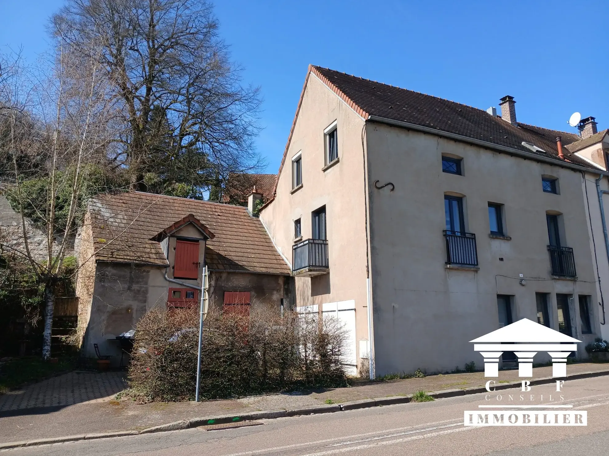 Maison rénovée avec studio à Montcenis – 91 m², garage, dépendances