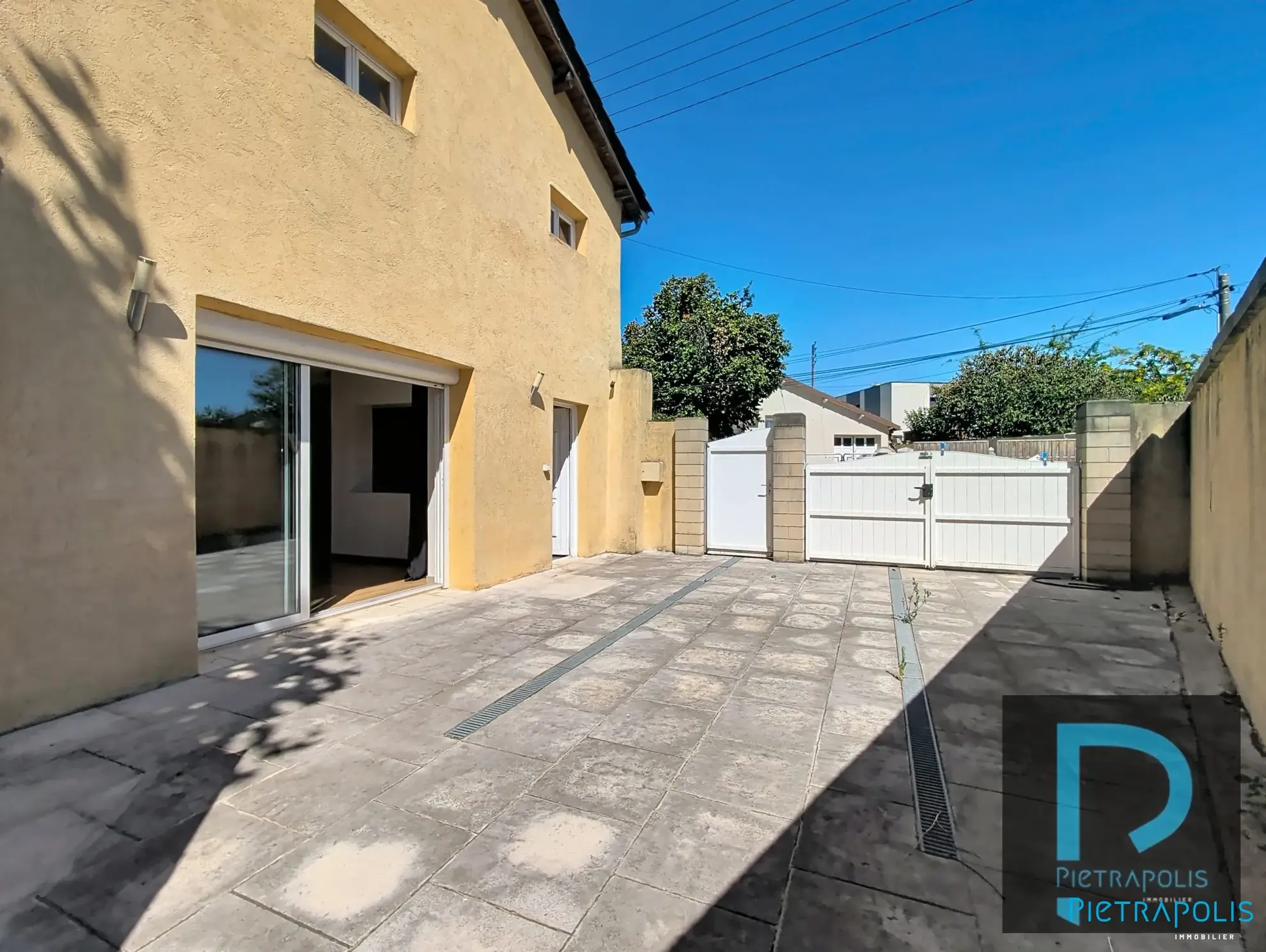 TERRASSE CLOSE avec portail et portillon Maison de ville lumineuse de 117 m² avec terrasse à Mâcon Sud