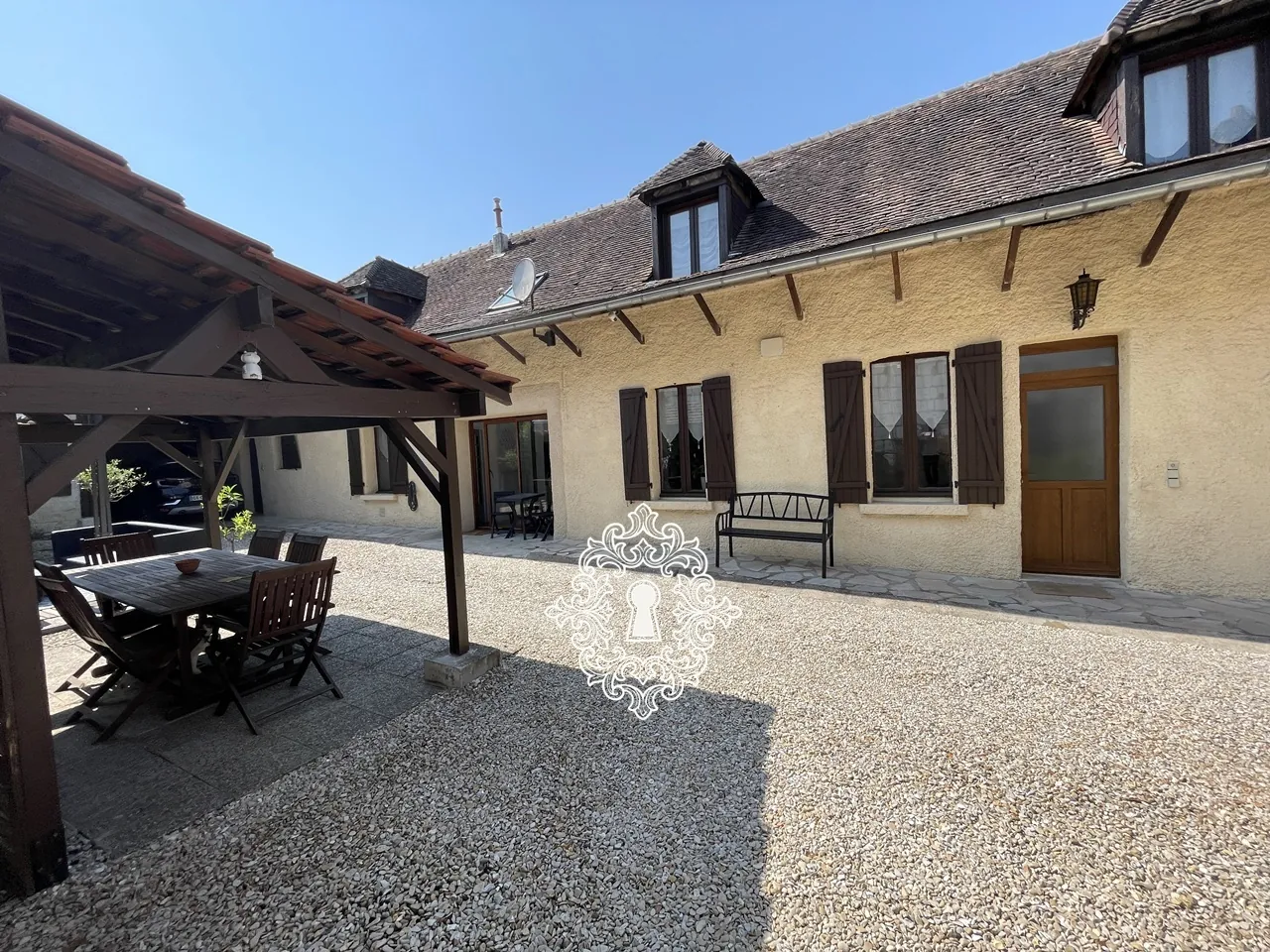 Ferme rénovée de 192 m² à Pont-sur-Yonne avec dépendances et confort moderne