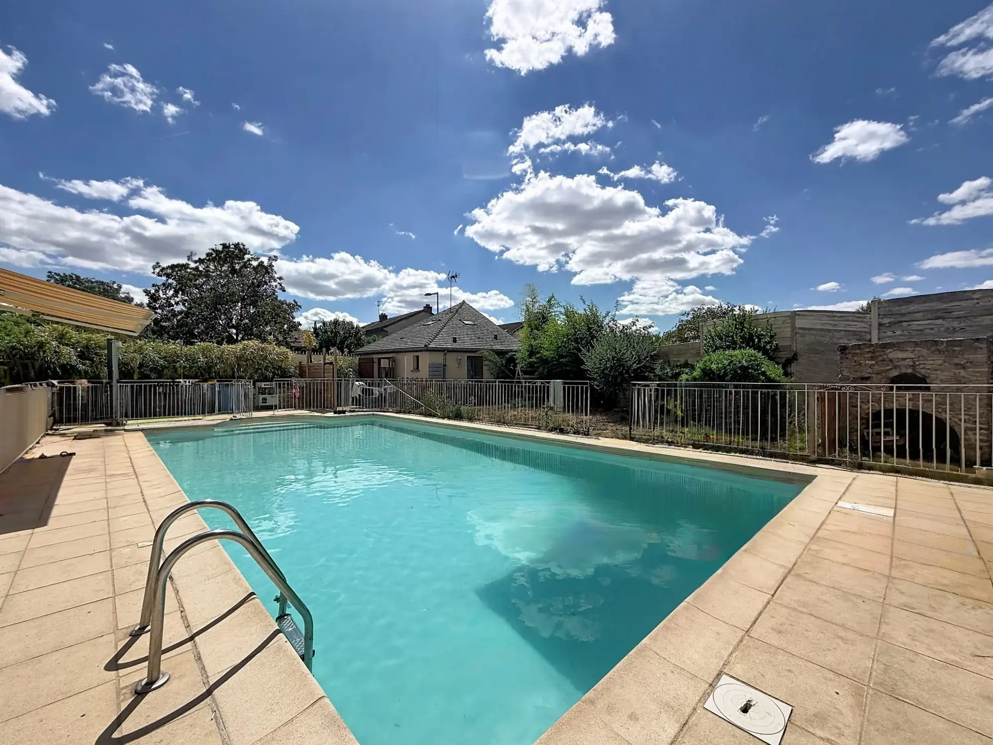 Belle maison avec piscine à Lux de 130 m² et grand potentiel d'aménagement
