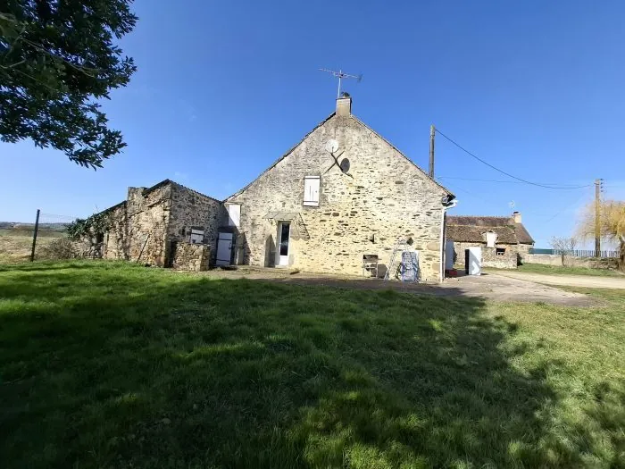 Corps de ferme à vendre avec dépendances et 3 hectares de terrain à Sougé-le-Ganelon