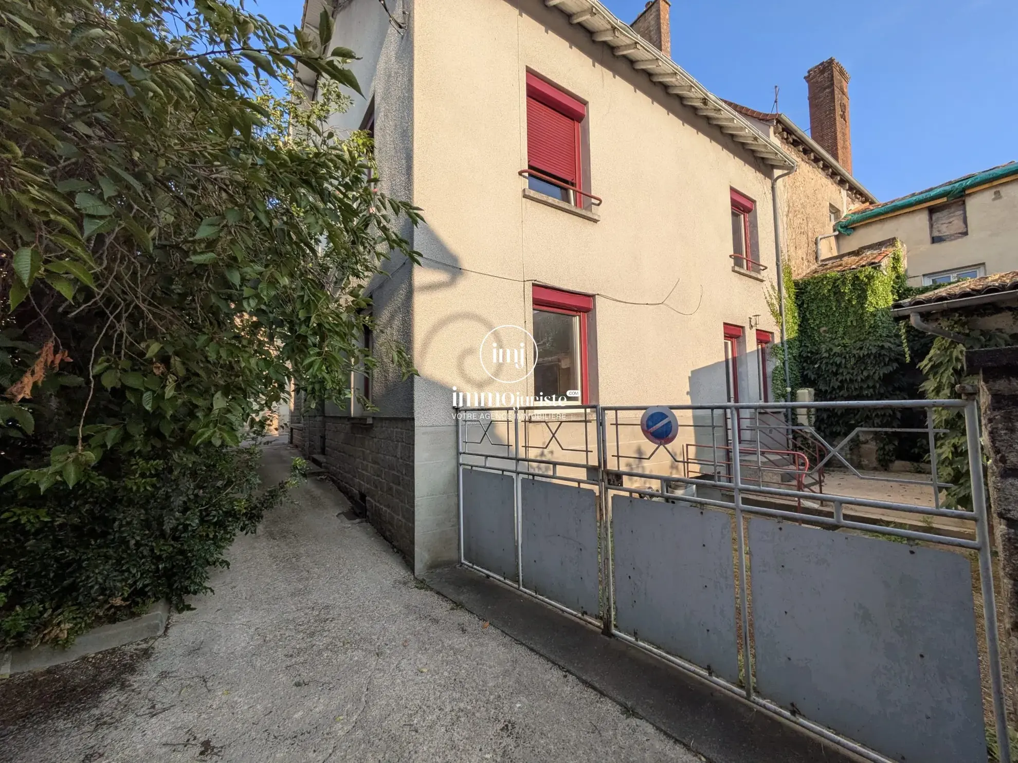 Maison en pierre rénovée avec jardin, garage et grande cave à Saint Laurent sur Gorre