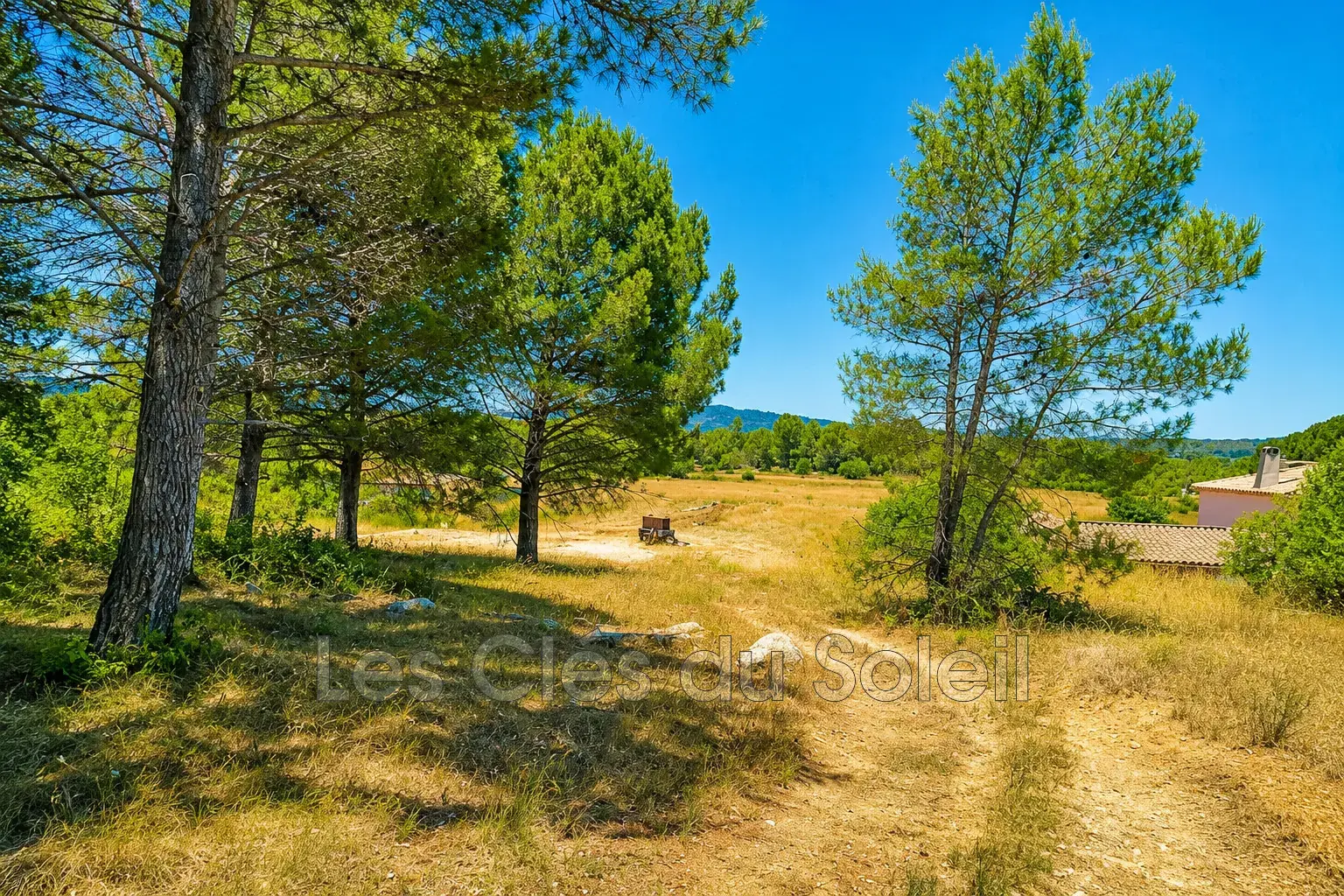 Terrain constructible de 1183 m² avec vue dégagée à Camps-la-Source