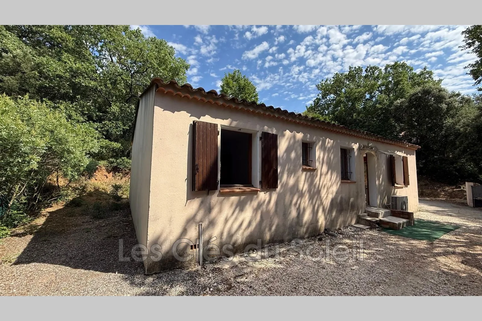 Maison de plain-pied avec garage sur 750 m² à La Celle