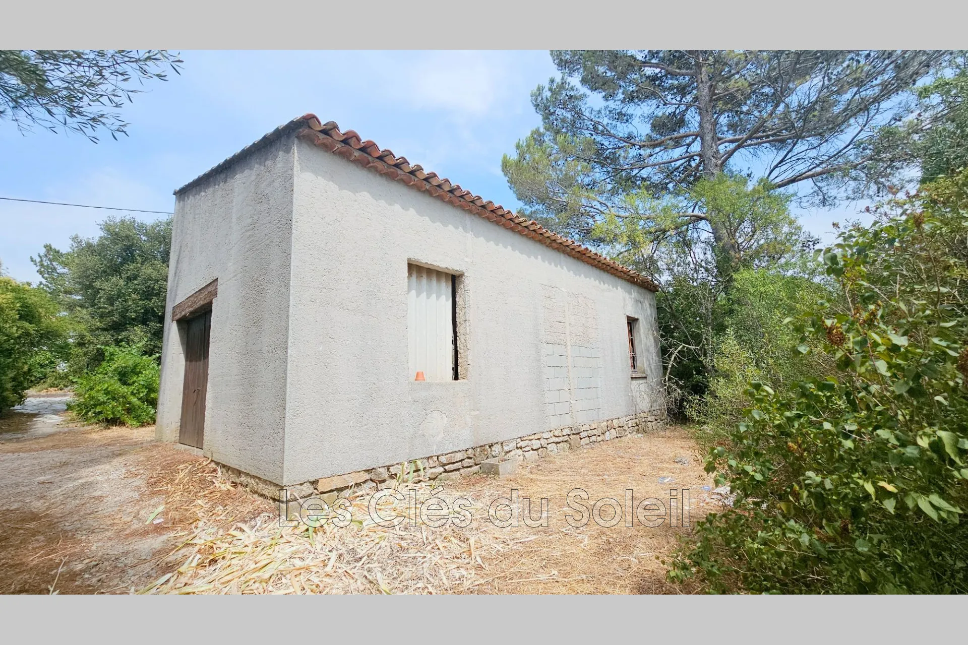 Garage indépendant avec terrain à Garéoult - Possibilités d'extension et d'aménagement