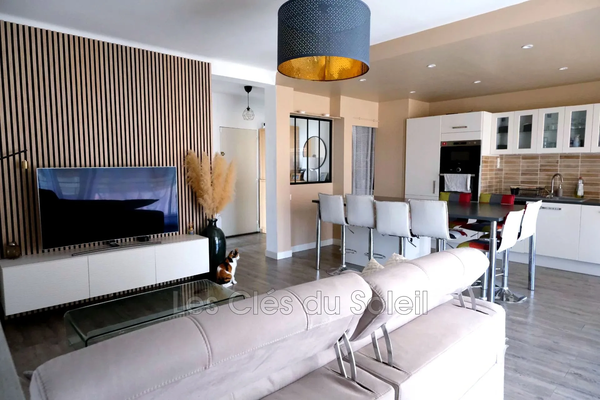Bel appartement rénové avec vue mer à Toulon, cave, parking et garage séparé