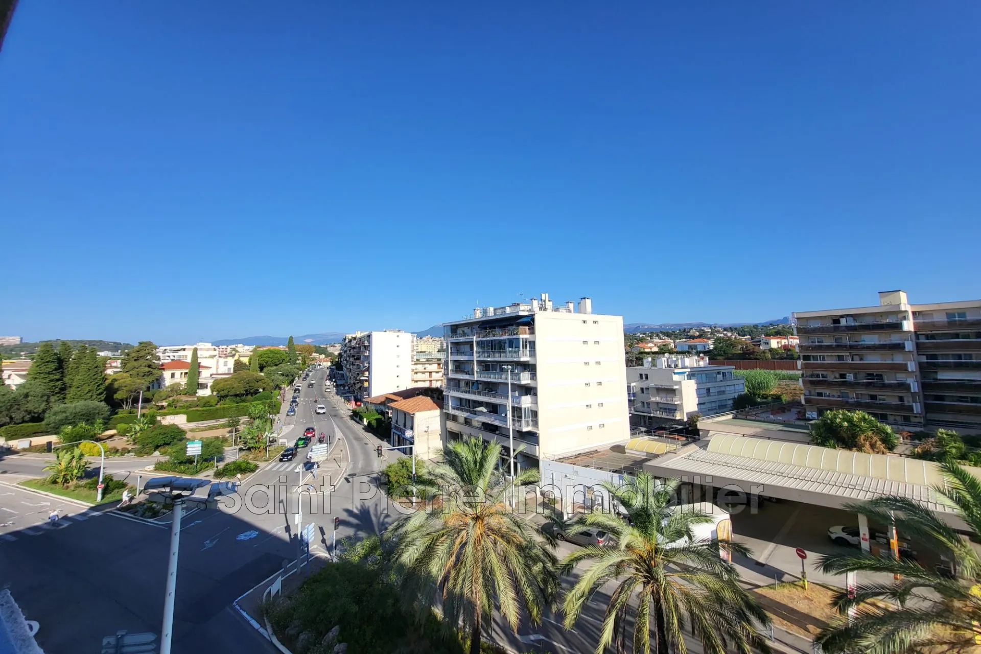 Appartement 2 pièces à Cagnes-sur-Mer avec terrasse et vue dégagée, proche commodités