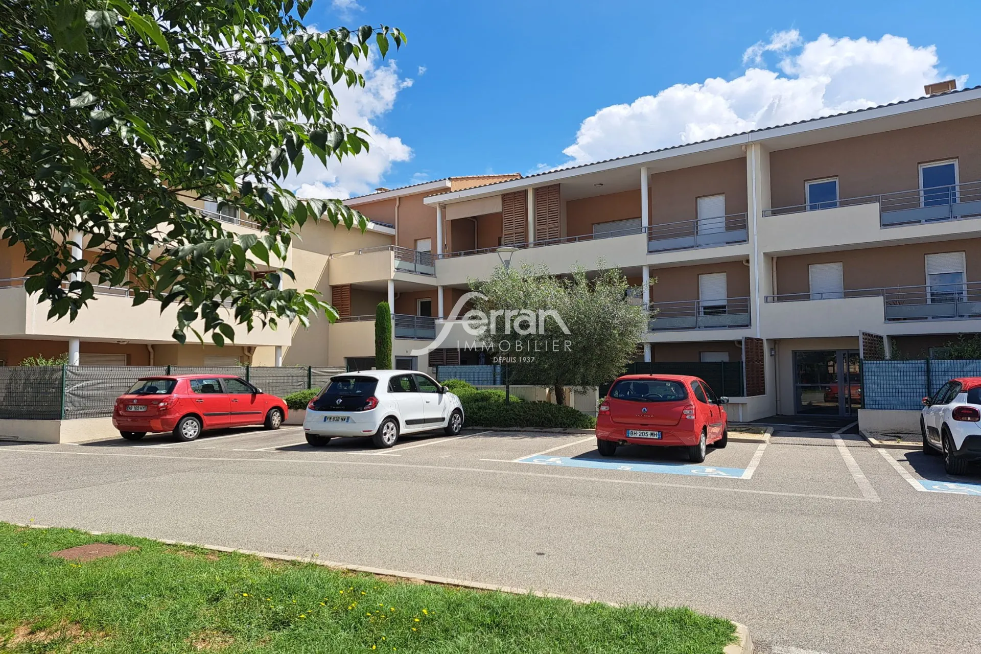 Appartement T3 lumineux avec balcon, garage et ascenseur au centre des Arcs-sur-Argens