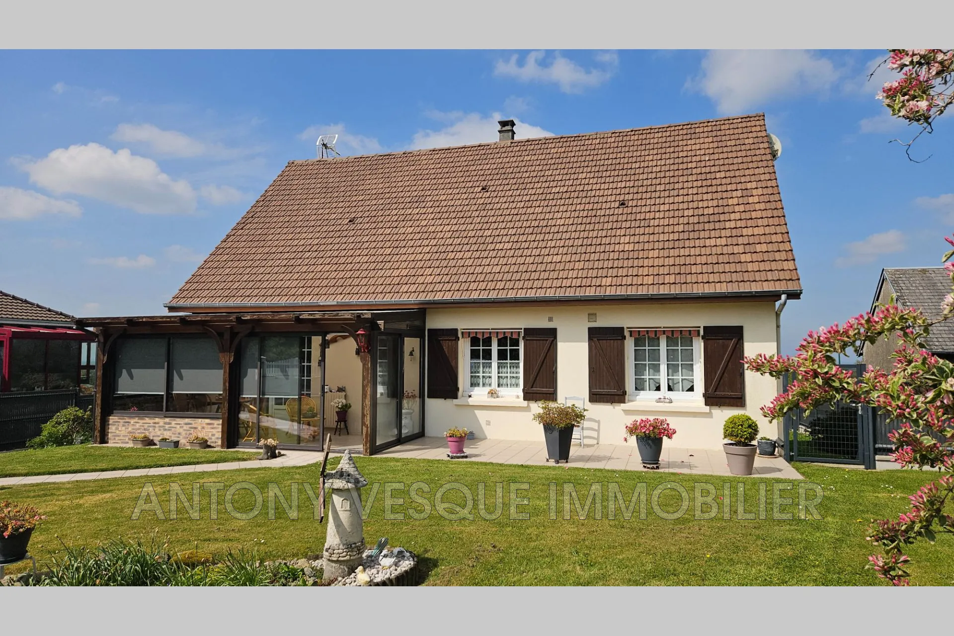 Maison individuelle rénovée avec jardin à Coutances - 4 chambres, garage, véranda, proche du centre et des plages