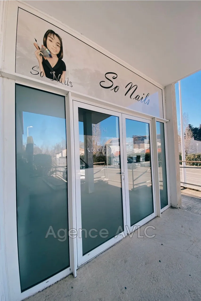 Local commercial à vendre à Pont de Crau avec parking privé - Résidence Le Florhotel