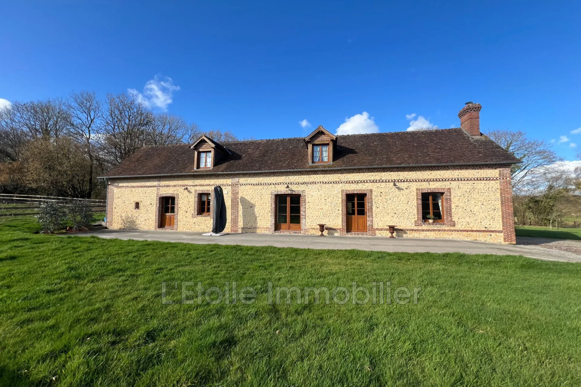Charmante maison avec grand terrain et dépendance à Moulins-la-Marche