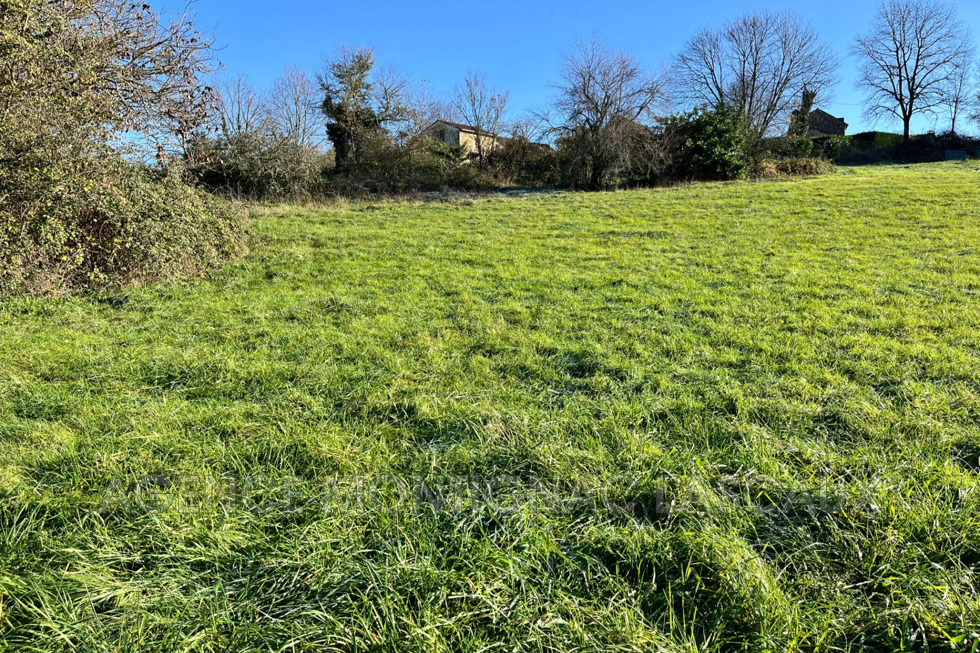 Terrain constructible de 1 600 m² à proximité de Montignac-Lascaux en Périgord