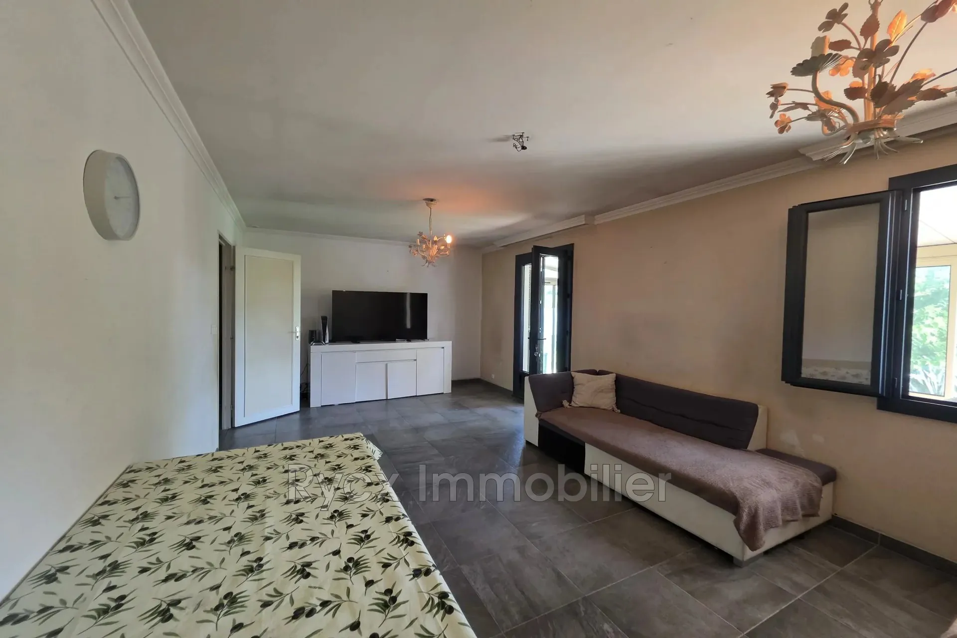 Maison de plain-pied à Apt avec 3 chambres, garage et terrain clos - Idéalement située dans le Luberon