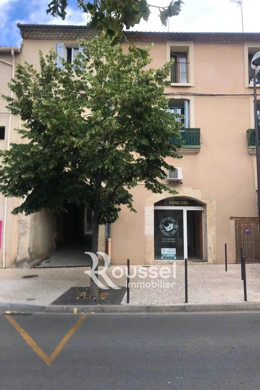 Local commercial à Poussan centre-ville de 27 m² avec vitrine et climatisation