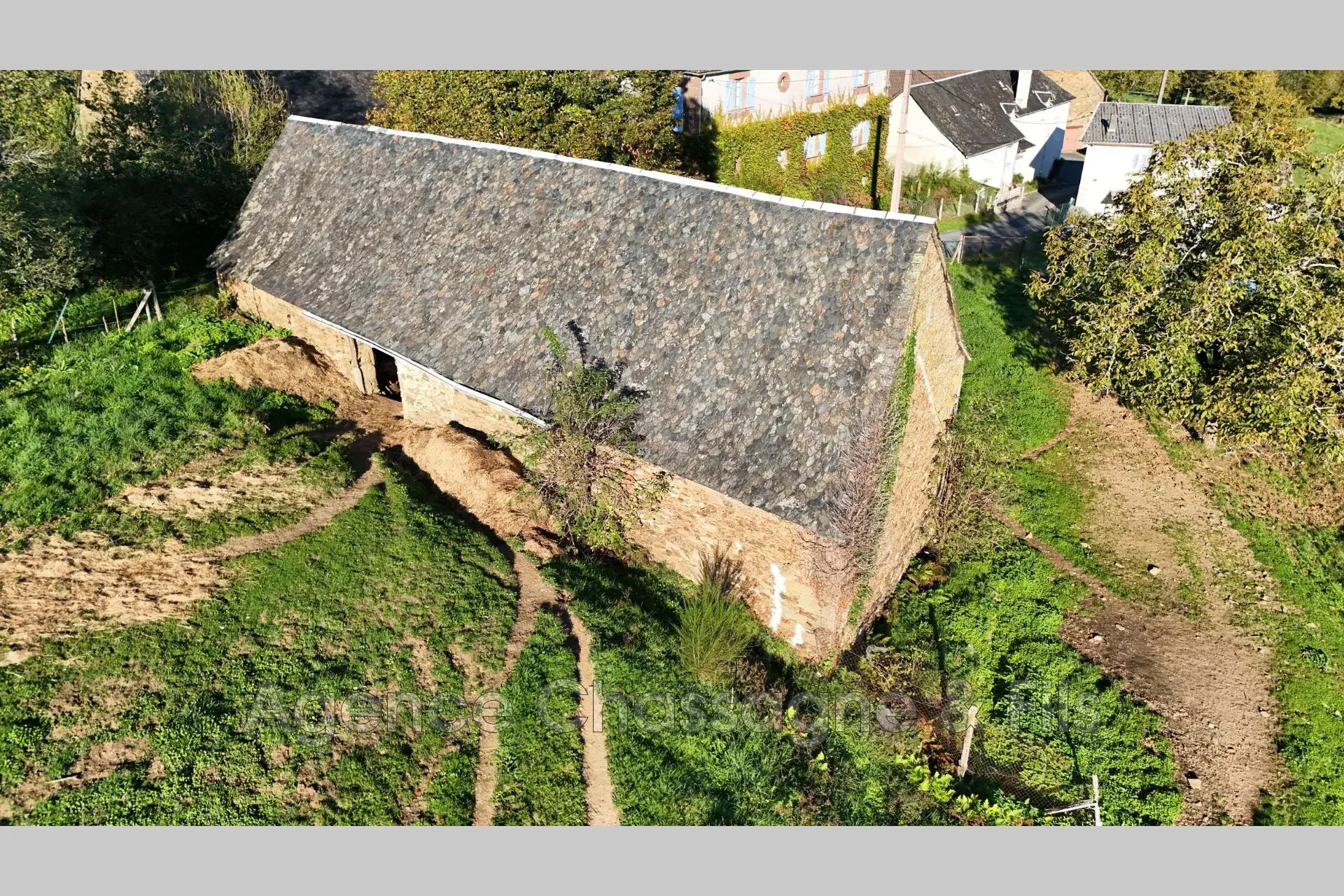 Grange en pierre à rénover à Albignac - Terrain constructible de 2620 m²