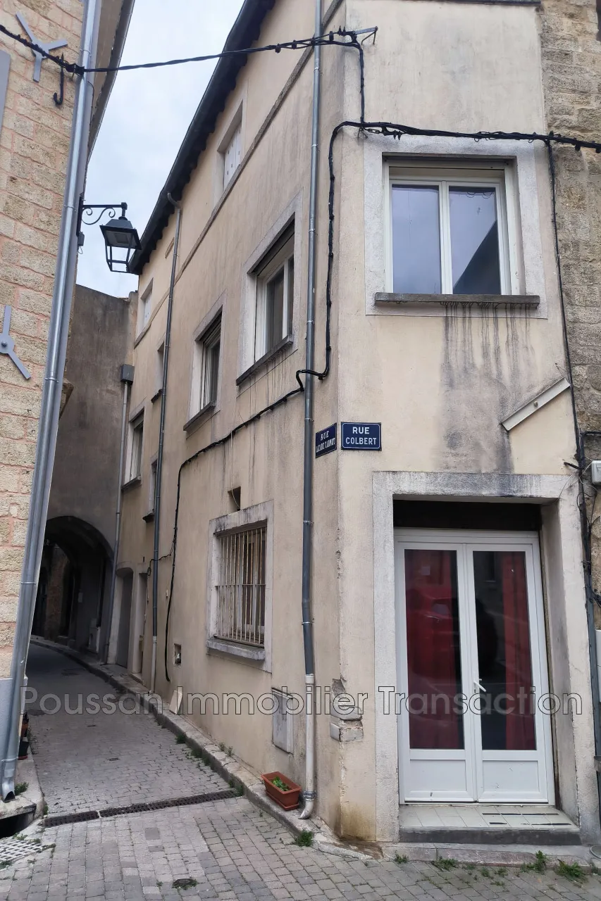 Immeuble à vendre au centre de Poussan avec local commercial et duplex indépendant