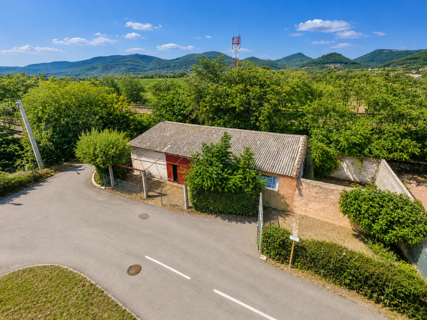 HANGAR de 185 m² à Puget-Ville avec Terrain de 538 m², Vue dégagée, Idéal Investissement