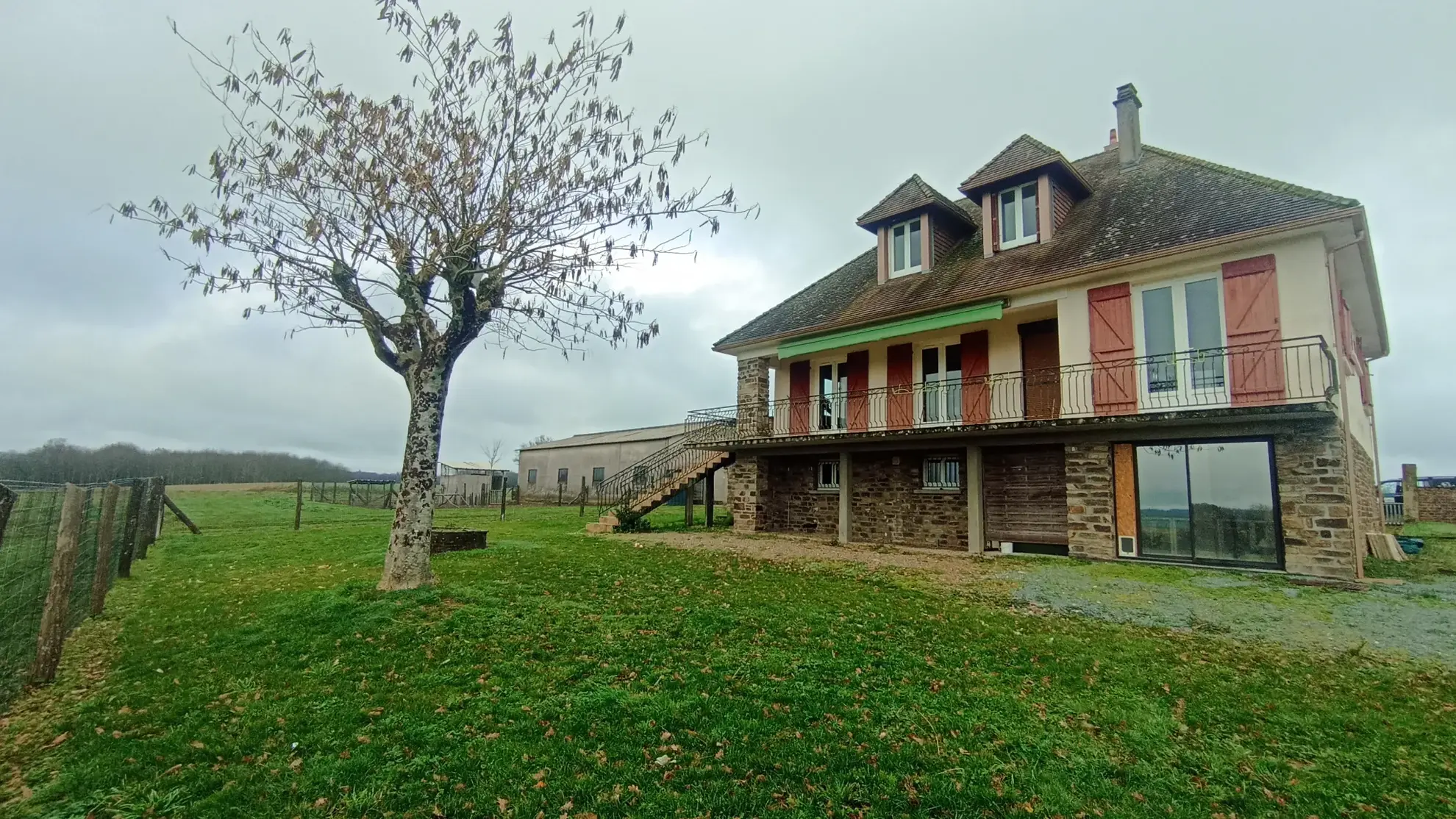 Grande maison familiale de 238 m2 à Jumilhac-le-Grand avec terrain et aménagements