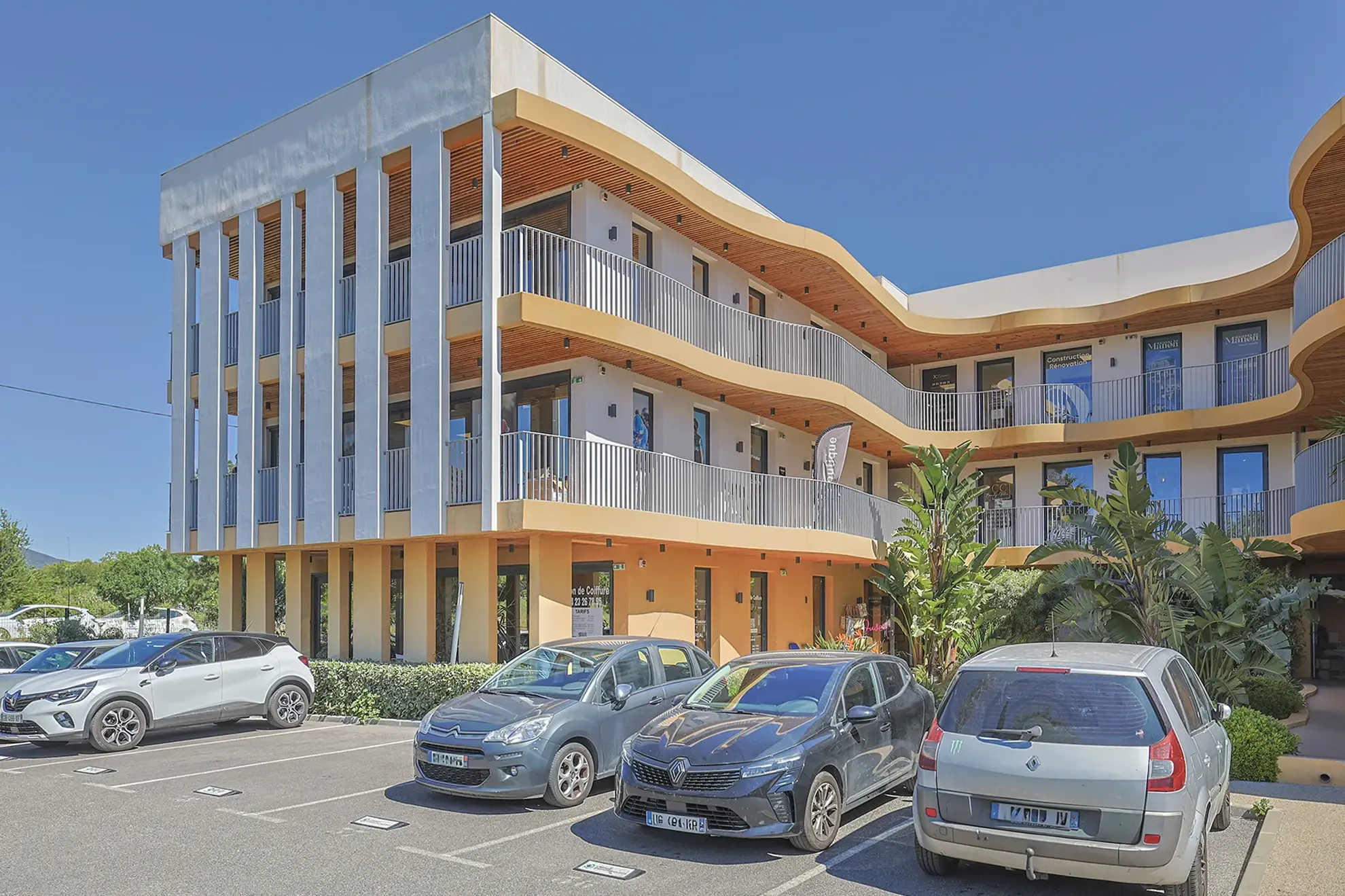 Local commercial moderne de 58,65 m² avec terrasse à La Moutonne
