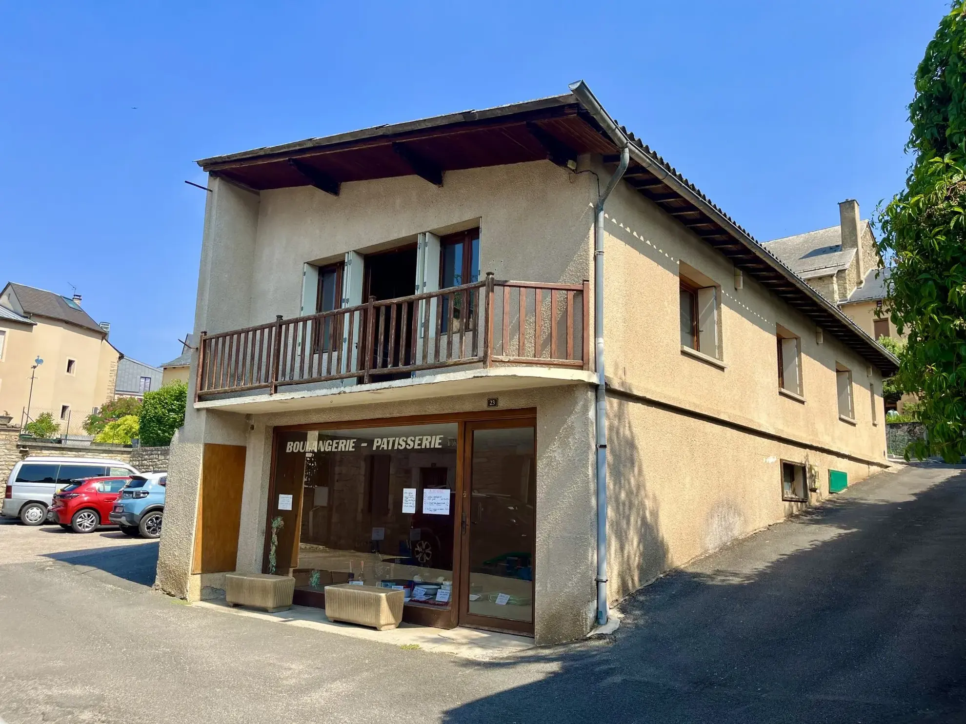 Immeuble avec local commercial et appartement à Chanac proche commodités