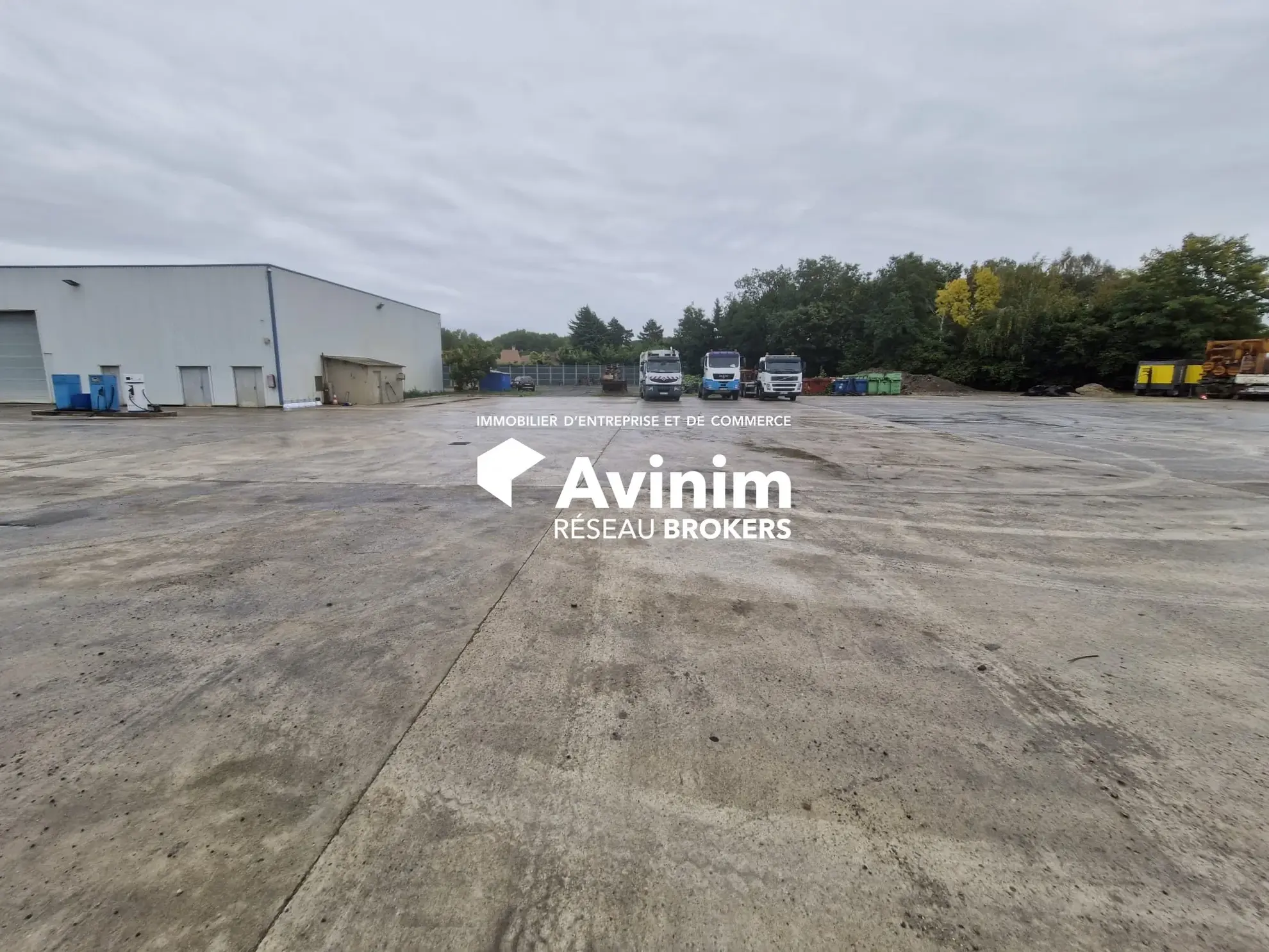 Entrepôt avec bureaux à vendre à Claye-Souilly (77) - Grand terrain et ligne logistique