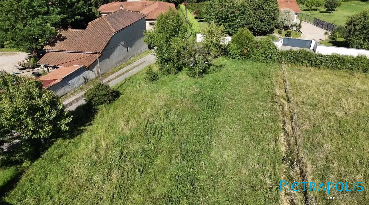 Terrain constructible à Saint-Julien-sur-Veyle de 703 m², hors lotissement, viabilisé