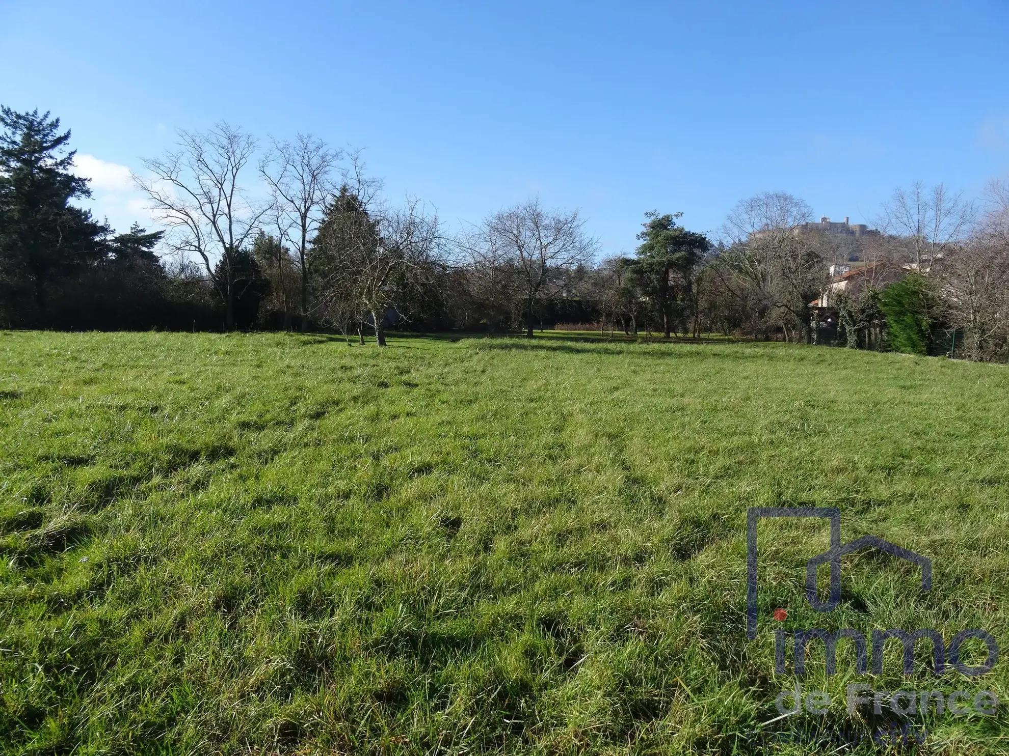 Terrain constructible plat de 1016 m² à Marcilly le Châtel proche Montbrison