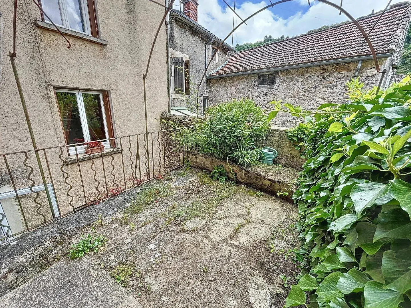 Local commercial de 83 m² à Saint-Pons-de-Thomières à transformer en appartement avec terrasse