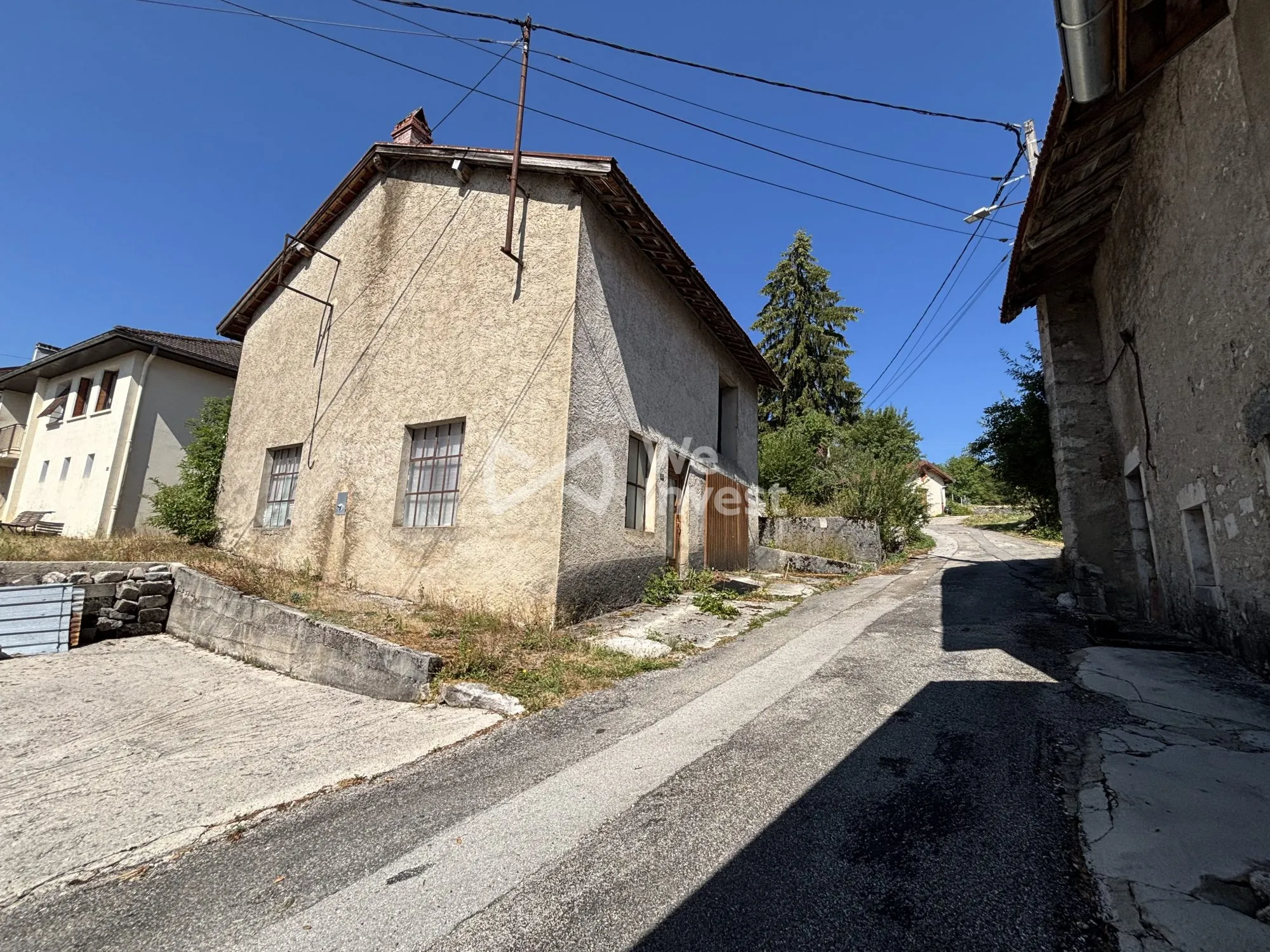 Ancienne grange à rénover à Le Poizat-Lalleyriat avec fort potentiel immobilier