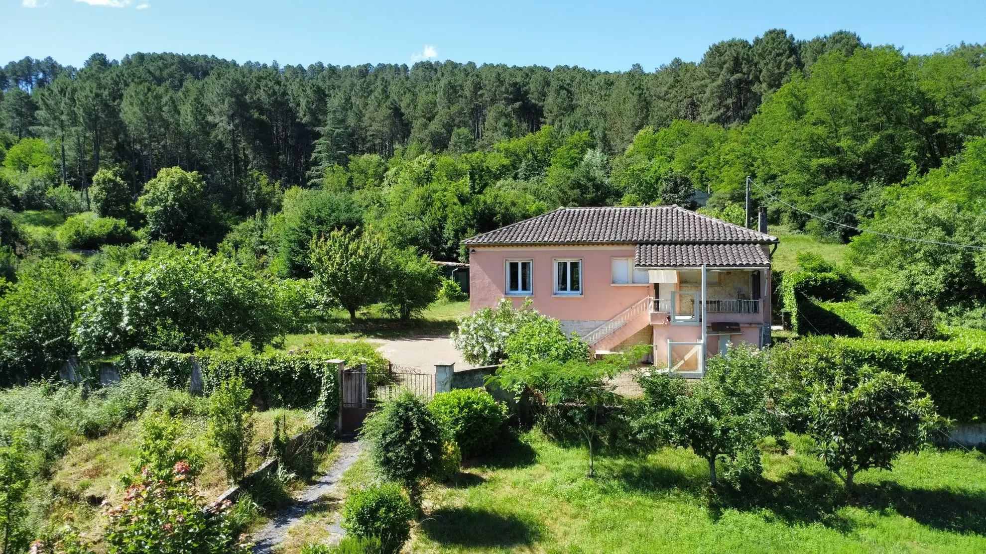Maison de 79 m² avec grand terrain à Bessèges, environnement calme et potentiel de rénovation