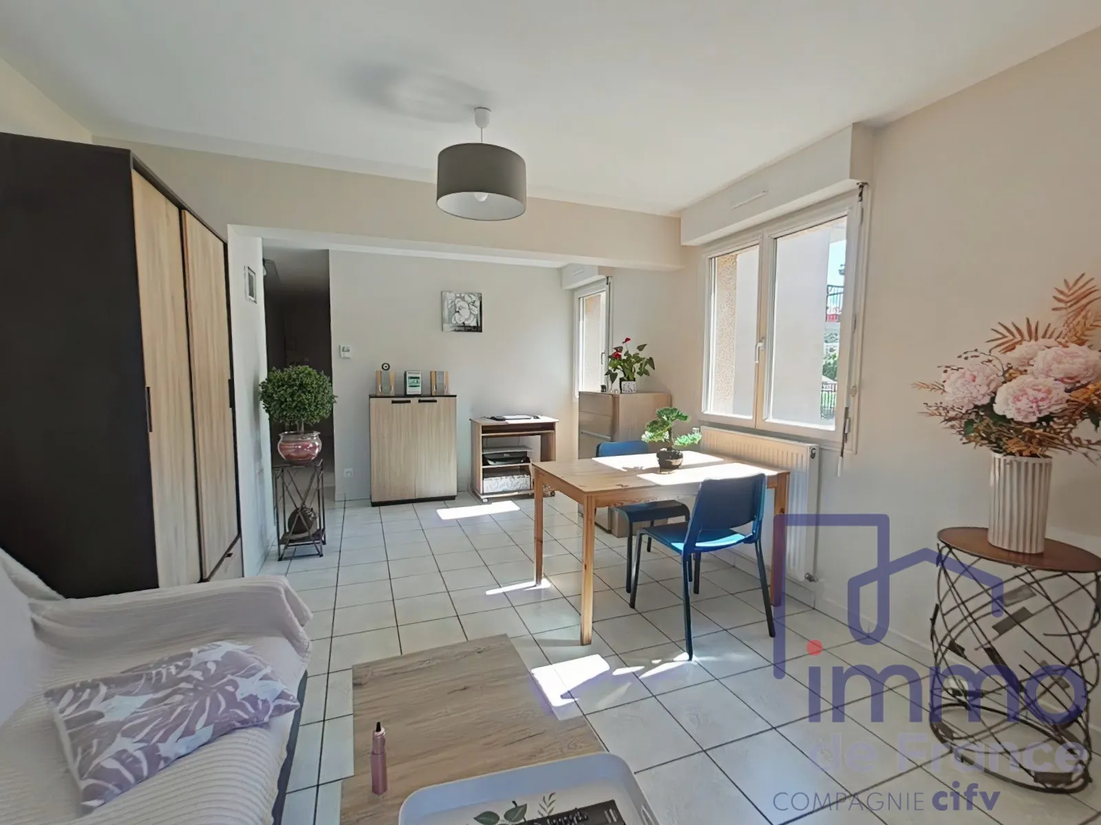 Appartement T2 rénové avec deux balcons, garage et cave à Vals-près-le-Puy