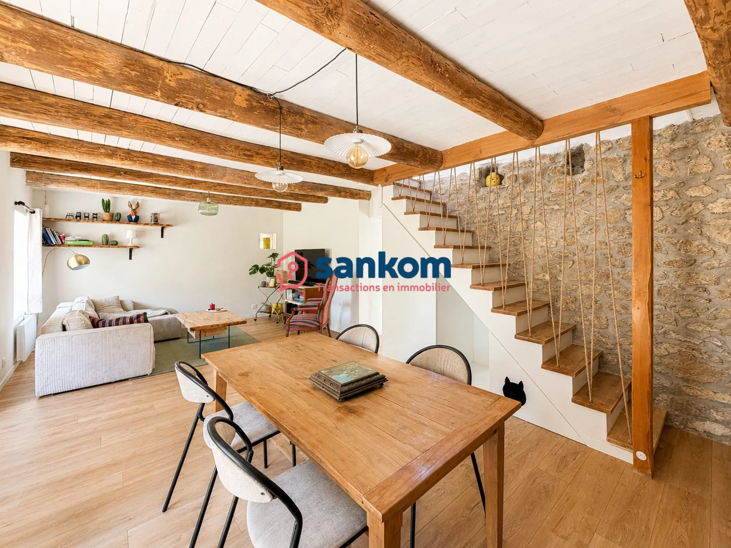 Maison en pierres rénovée de 90 m² avec terrain à Chomelix