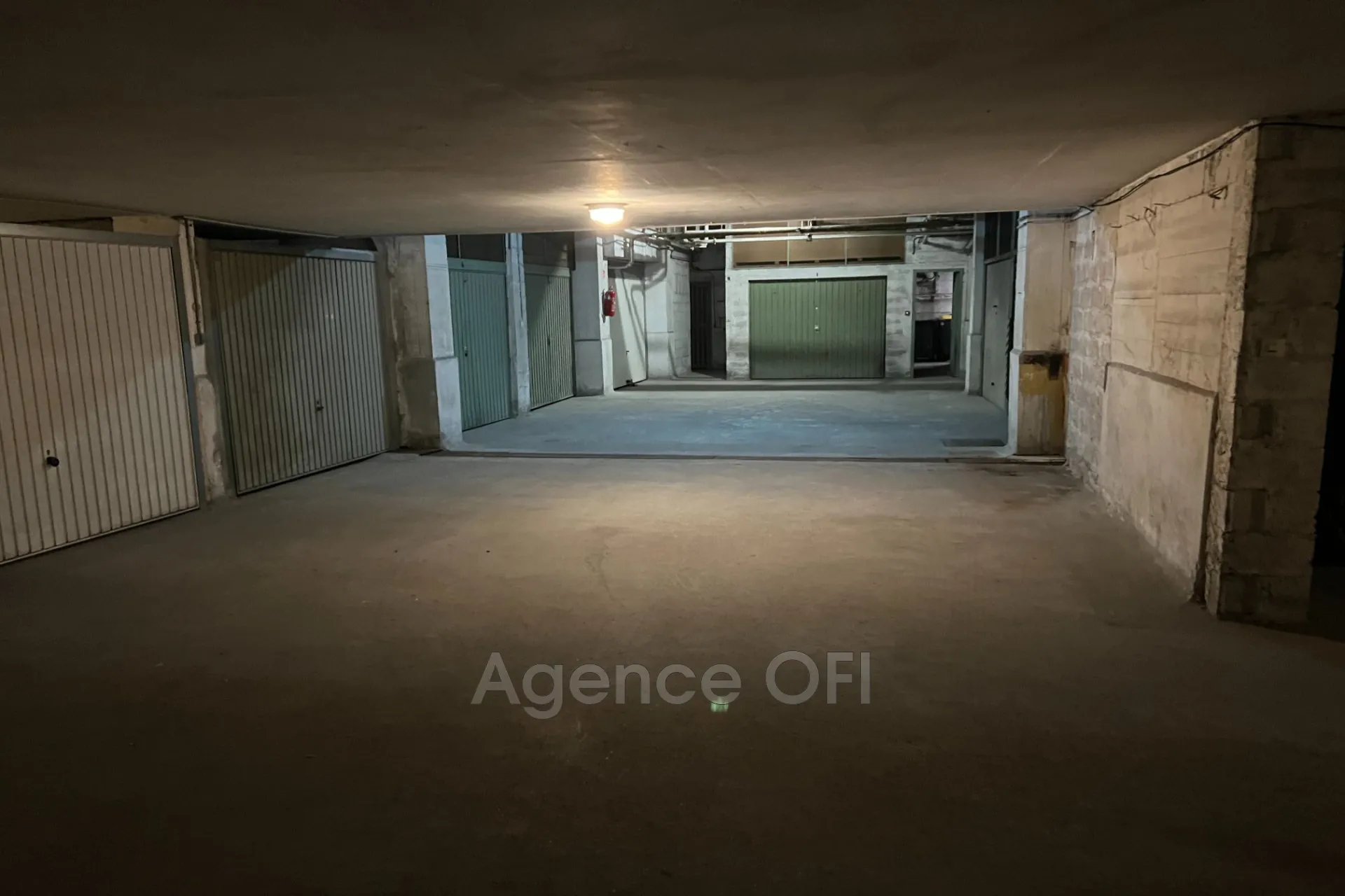 Garage fermé à vendre à Juan-les-Pins, proche mer et commodités