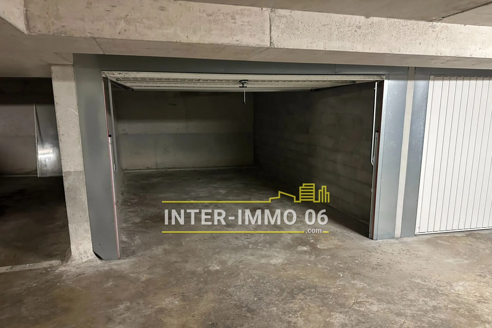 Grand garage sécurisé à vendre à Cagnes-sur-Mer dans le Cros, proximité plages et gare