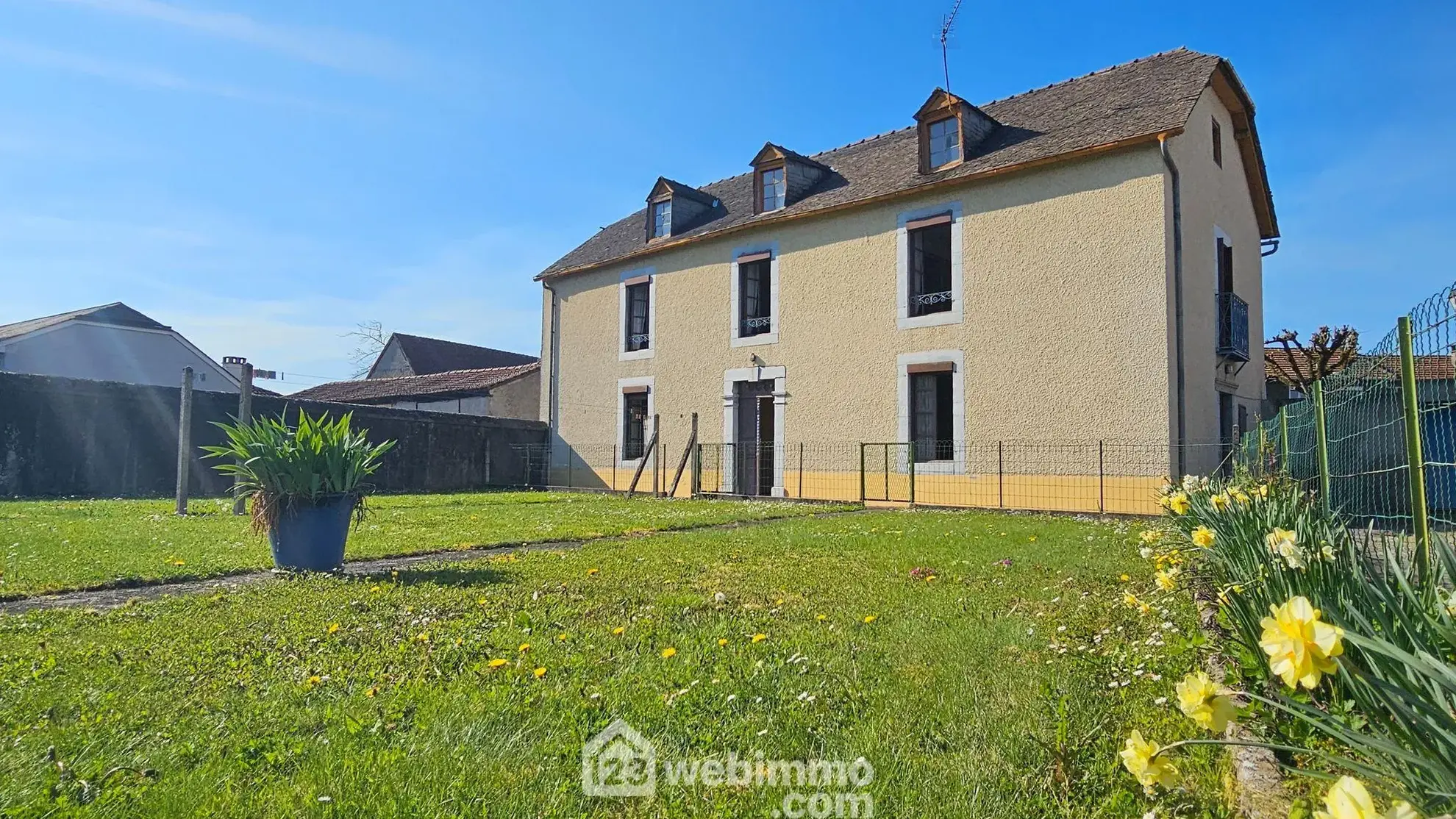 Maison à Vendre à Lestelle-Bétharram avec Terrain, Vue Montagne et Travaux à Prévoir