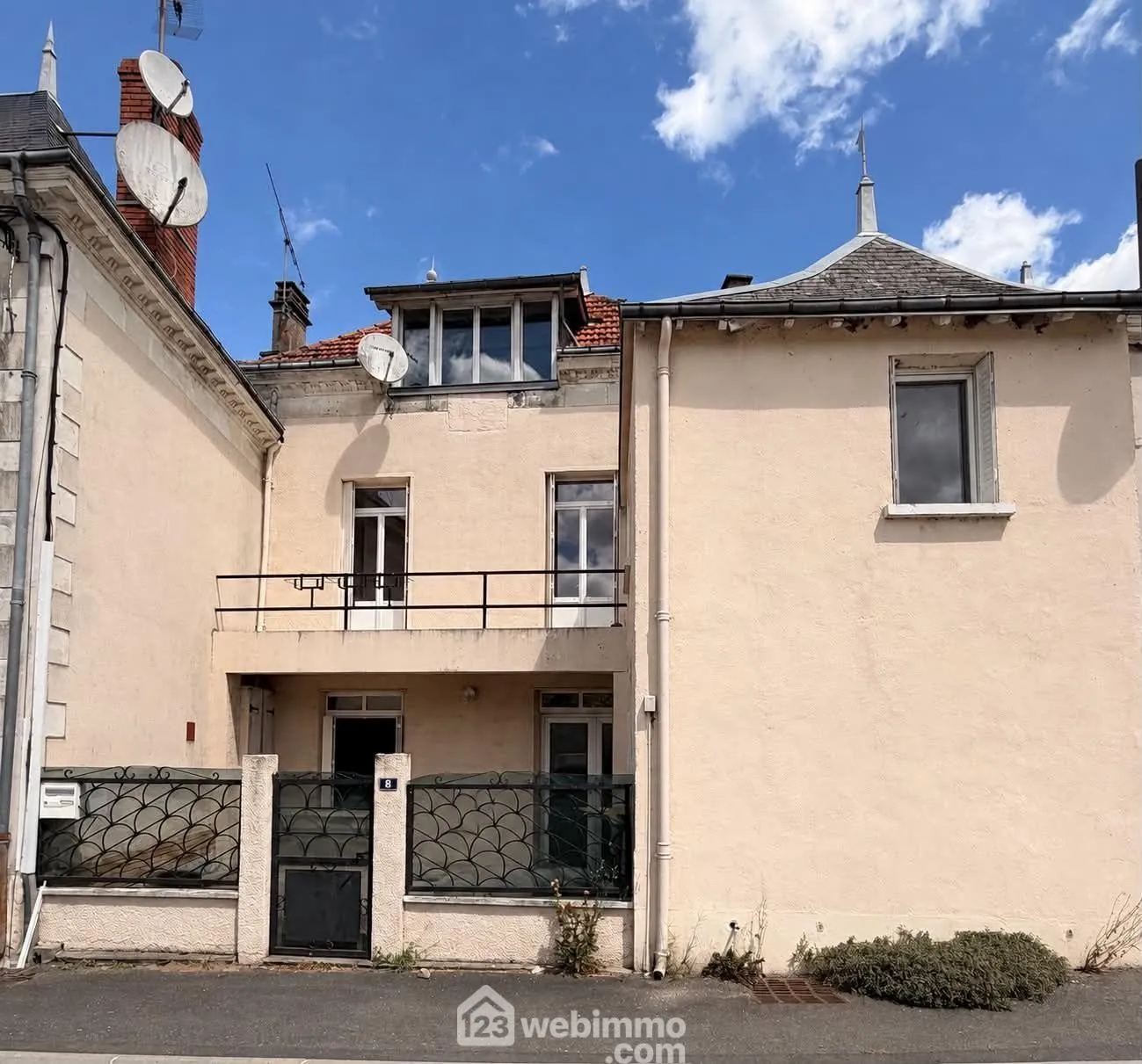Maison de village à Dangé-Saint-Romain de 103,4 m² avec cour et travaux à prévoir