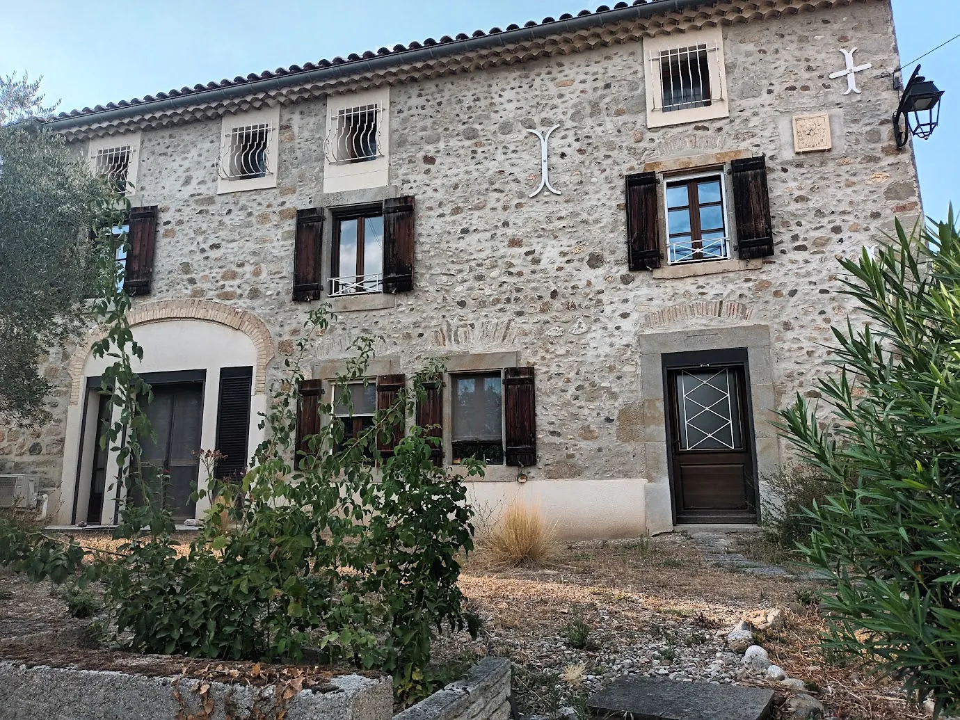Maison ancienne en pierre avec jardin, garage et vue panoramique à Limoux