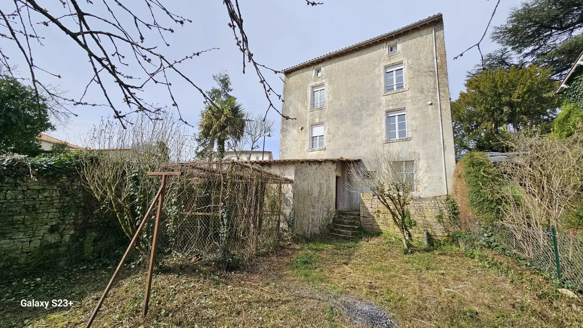 Ancien ensemble immobilier à rénover à Celles-sur-Belle de 185 m² avec jardin de 277 m²