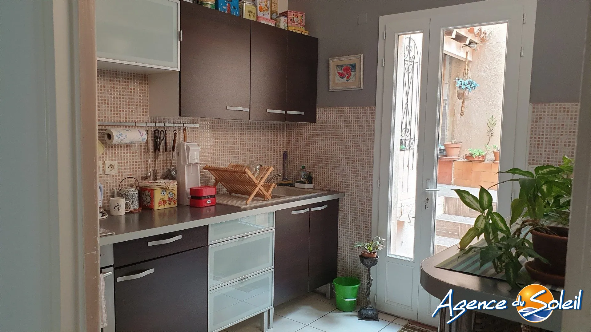 Cuisine ouverte sur séjour Maison de ville F4 rénovée à Perpignan avec terrasse et comfort optimal