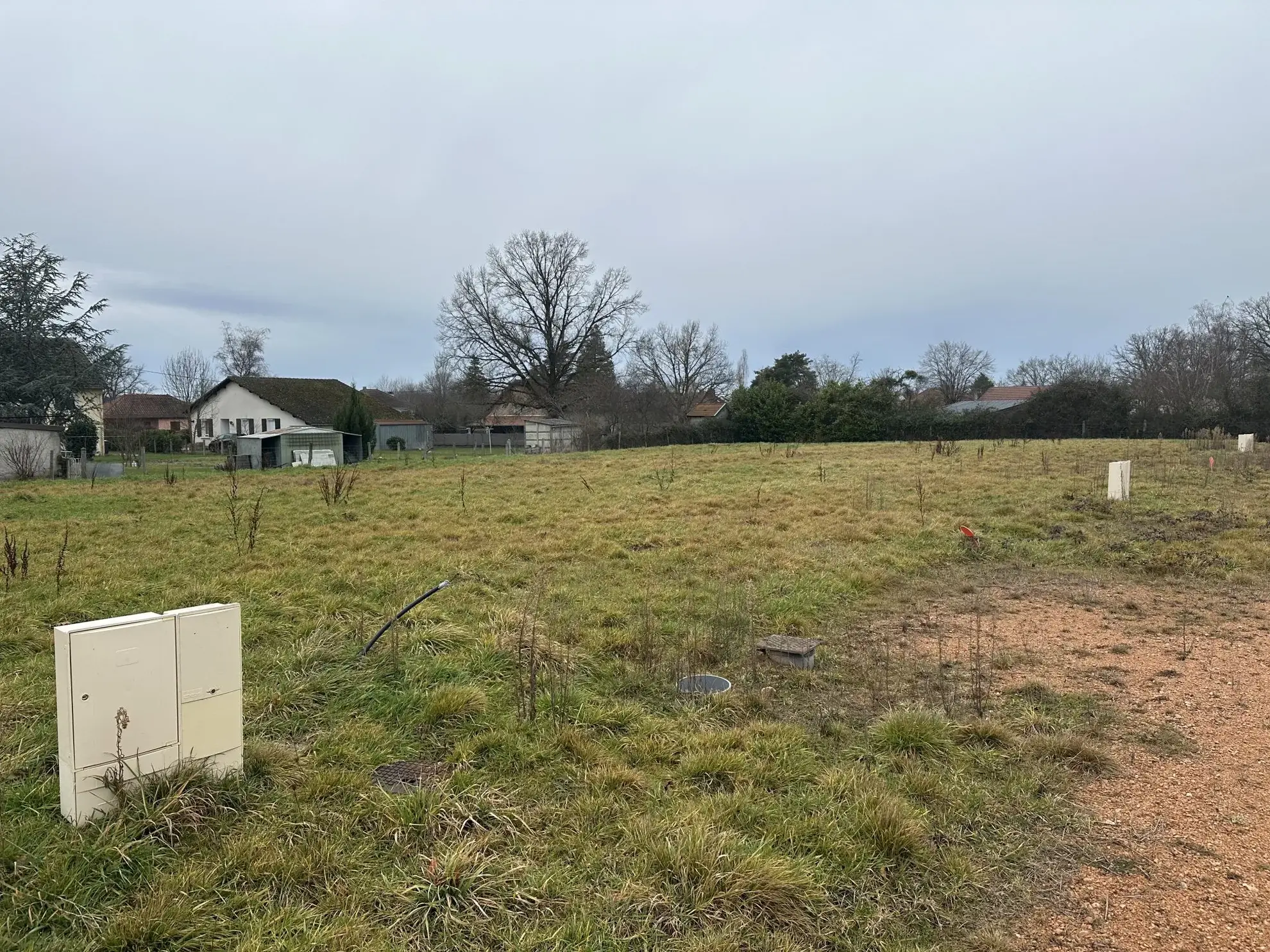 Terrain constructible de 663 m² à Vendat, vue campagne, prêt à bâtir