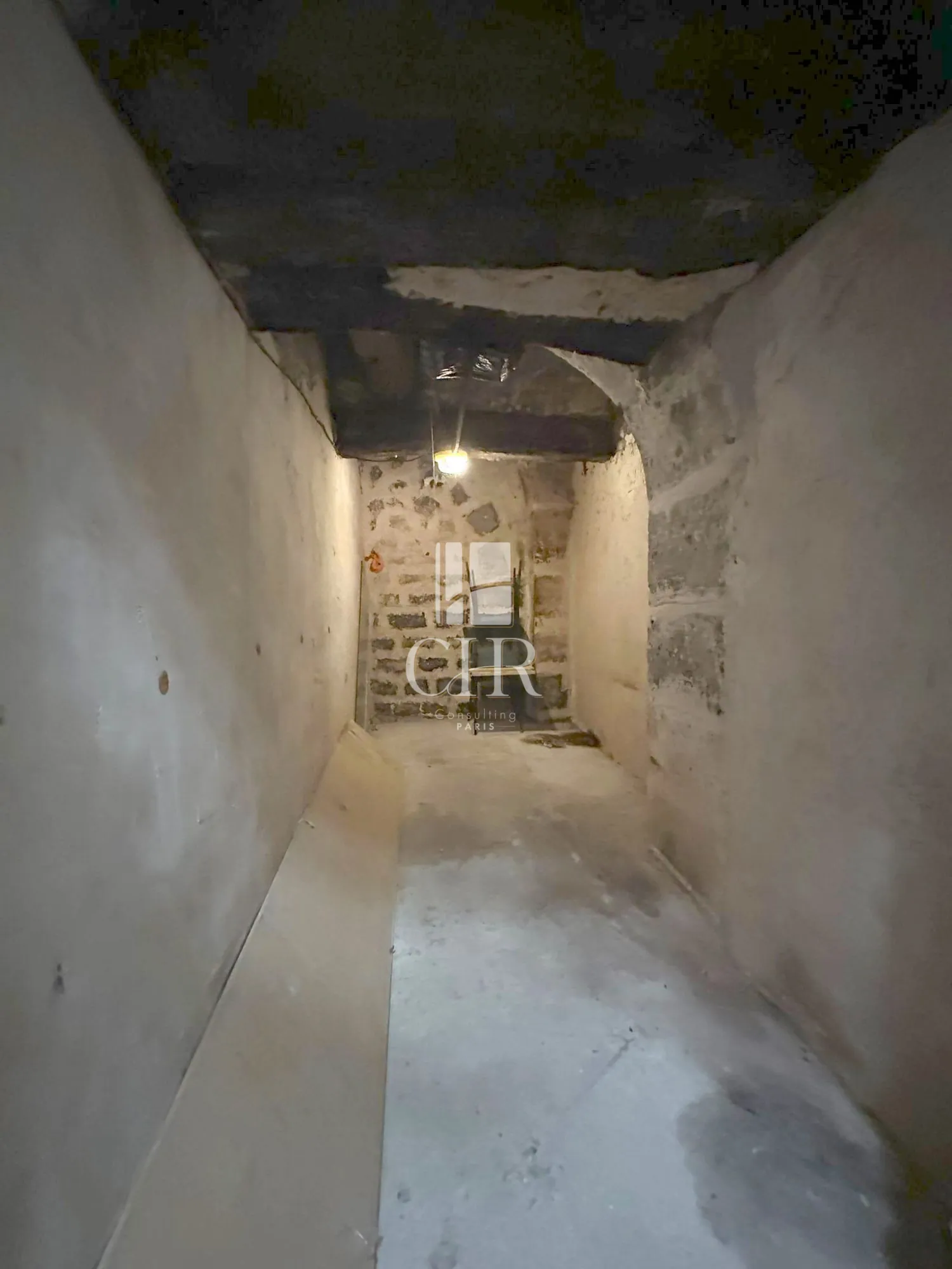 Double cave à Paris 3ème - espace de stockage sécurisé et idéal pour investisseur