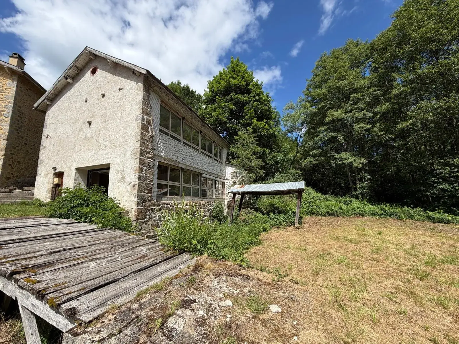 Maison de caractère rénovée avec jardin au bord de la rivière à Celles-sur-Durolle