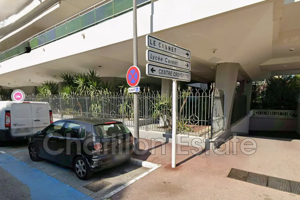 Place de parking sécurisée pour véhicules volumineux à Cannes