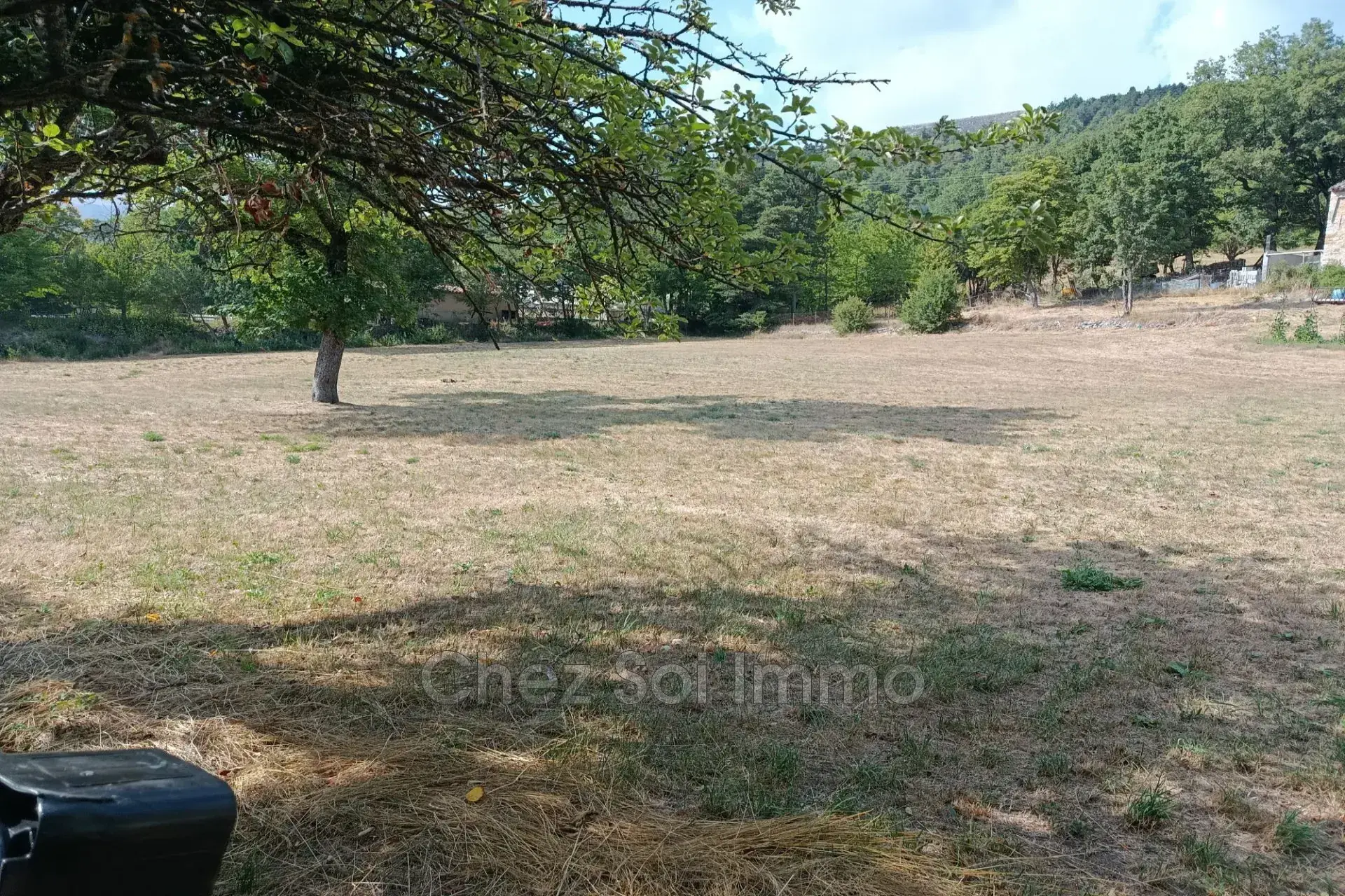 Terrain constructible de 850 m² à Peyroules avec vue sur la montagne